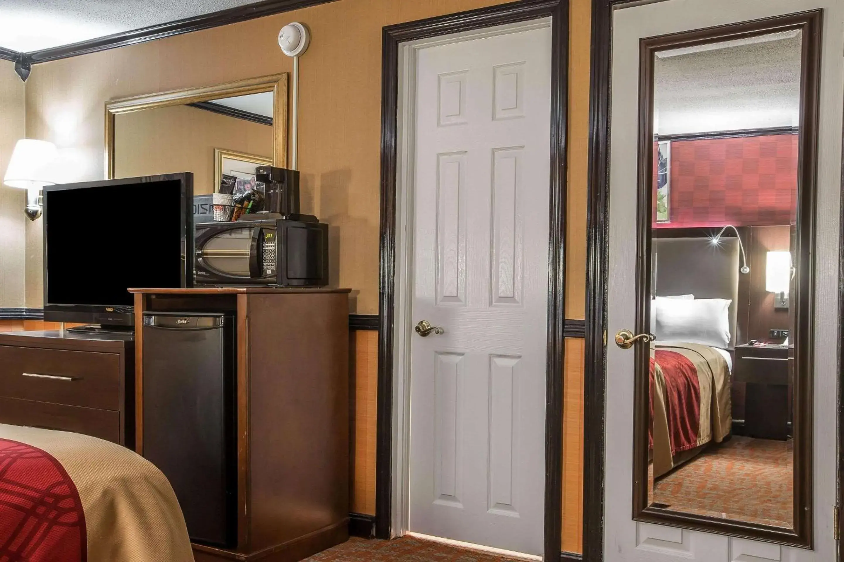 Photo of the whole room, TV/Entertainment Center in Econo Lodge Montpelier I-89 Photo of the whole room, TV/Entertainment Center in Econo Lodge Montpelier I-89