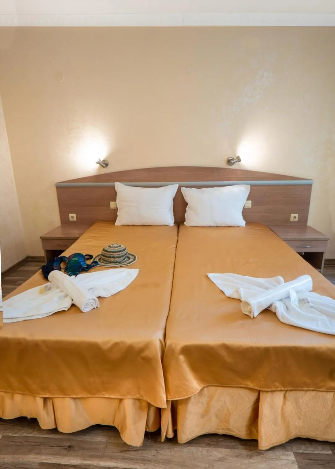 Shower, Bed in Hotel Zeus