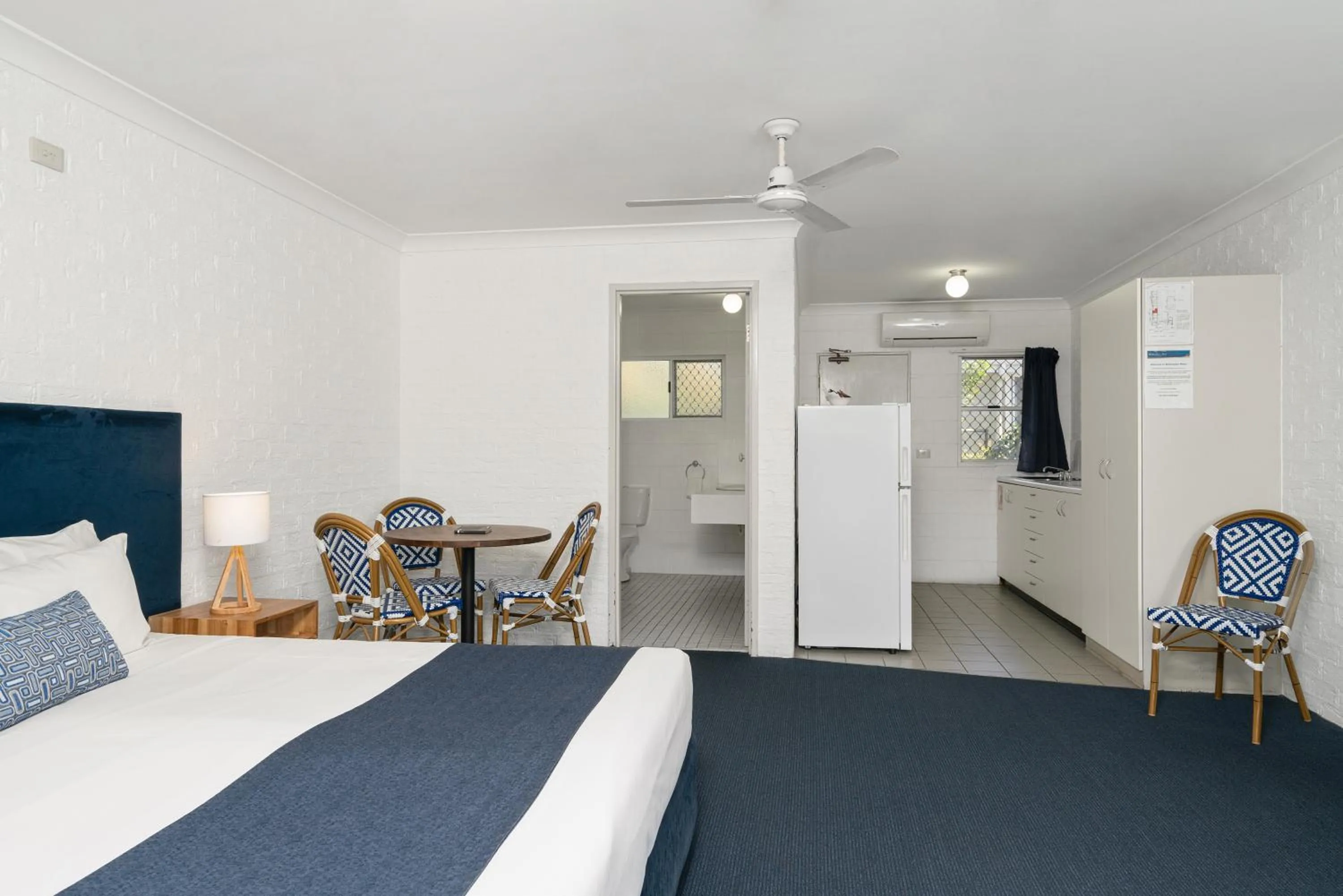 Kitchen or kitchenette, Bed in Wollongbar Motel