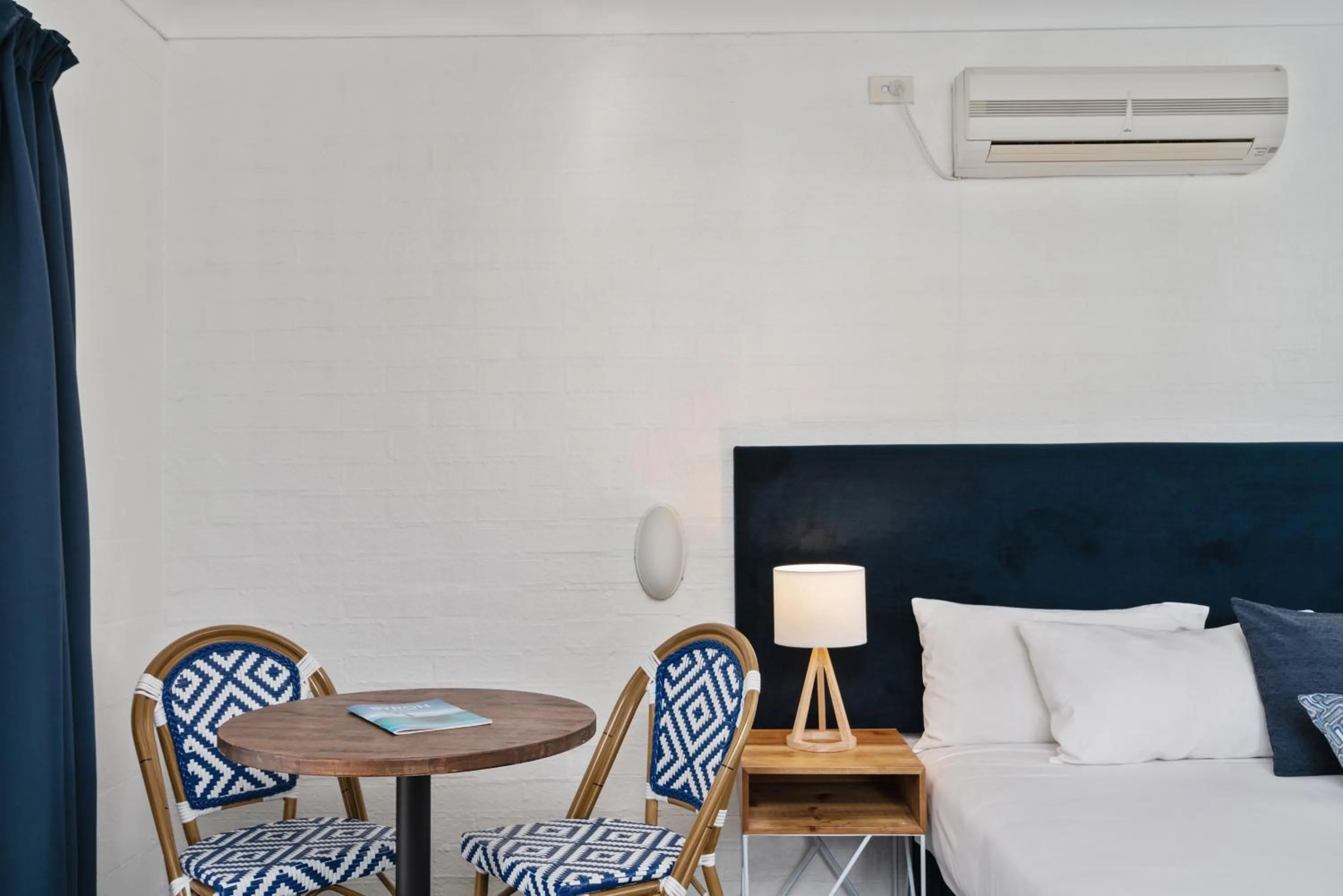 Dining area, Bed in Wollongbar Motel