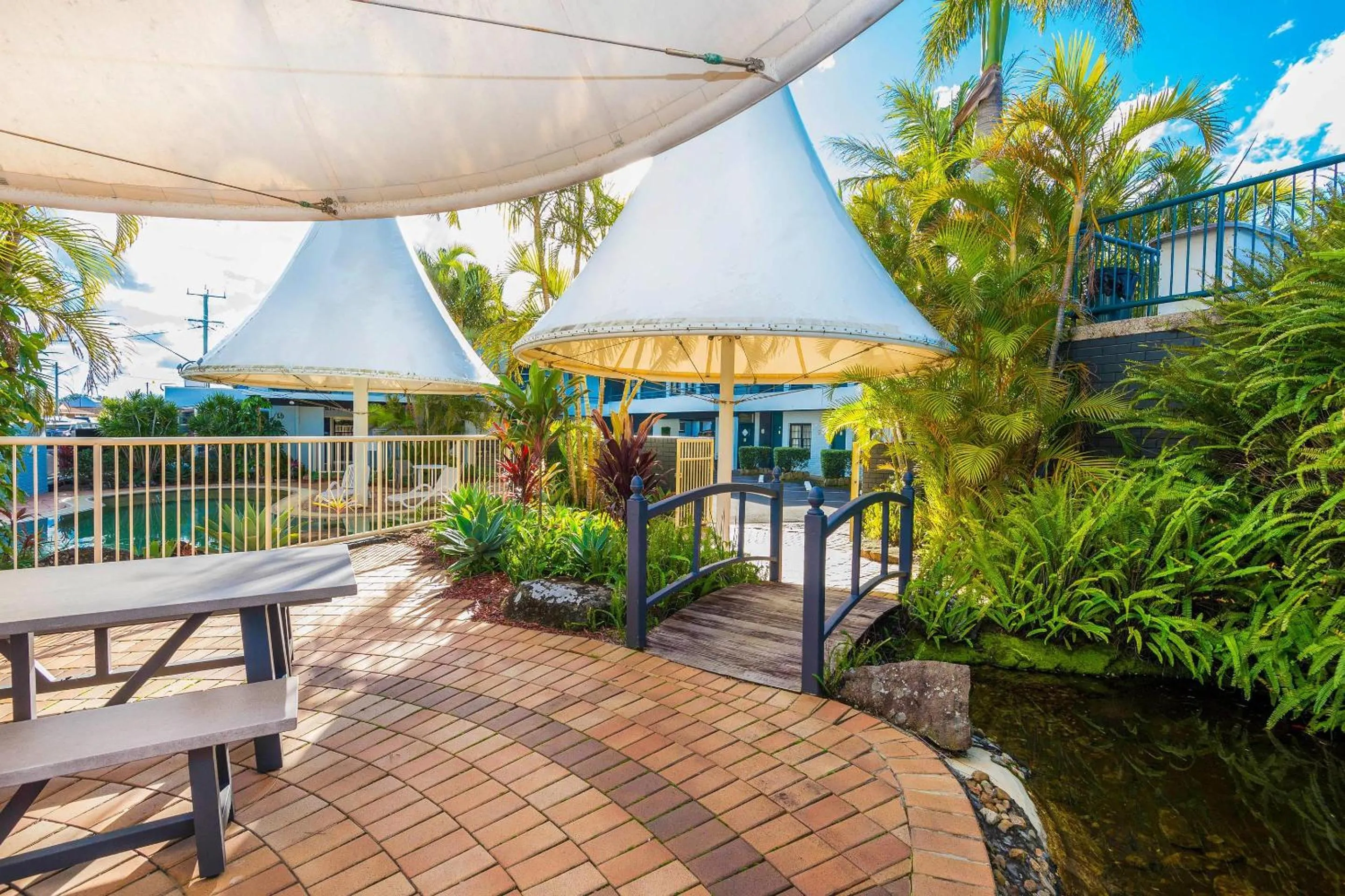 Swimming pool in Comfort Inn All Seasons