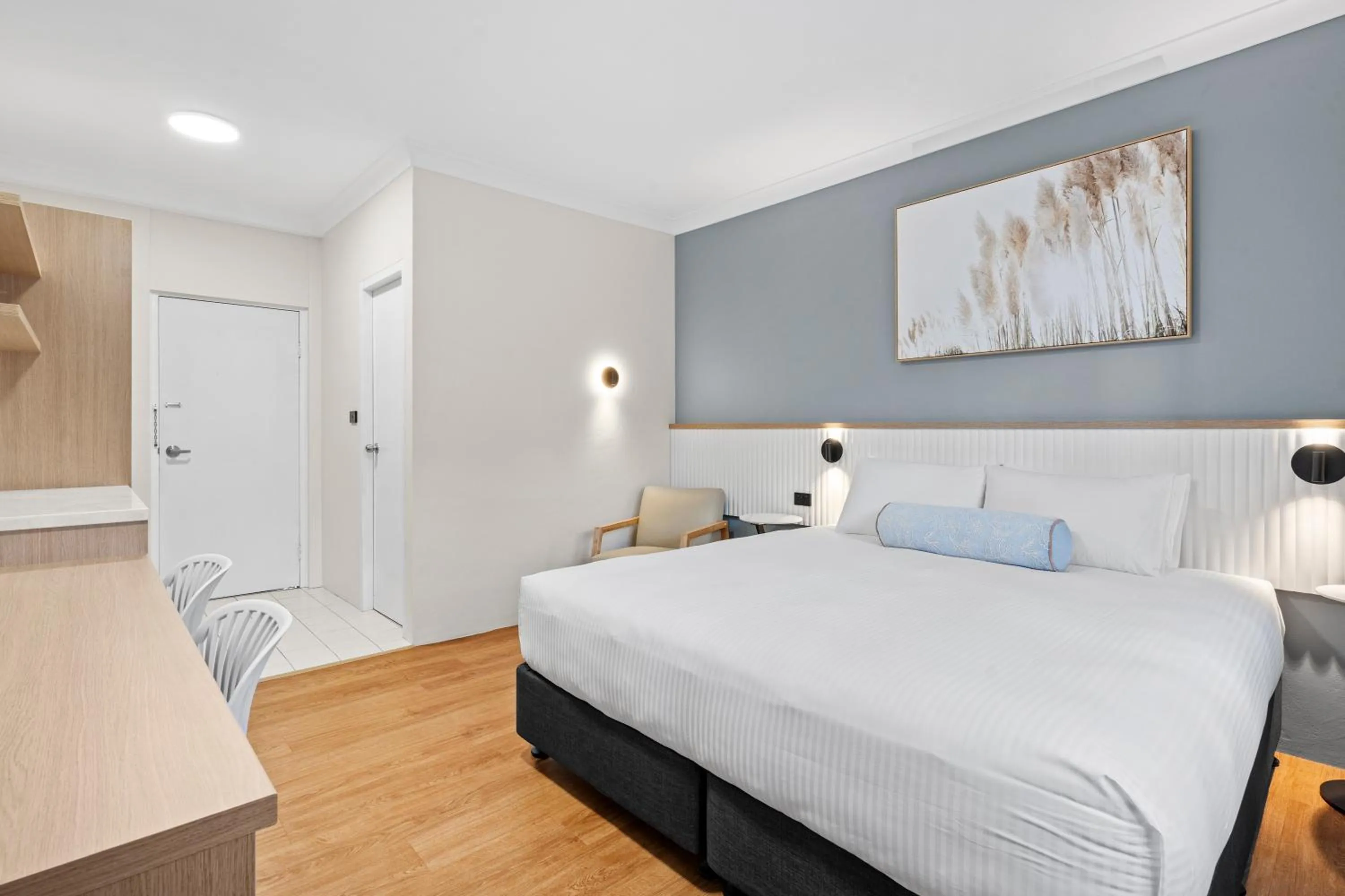 Bed in Comfort Inn All Seasons