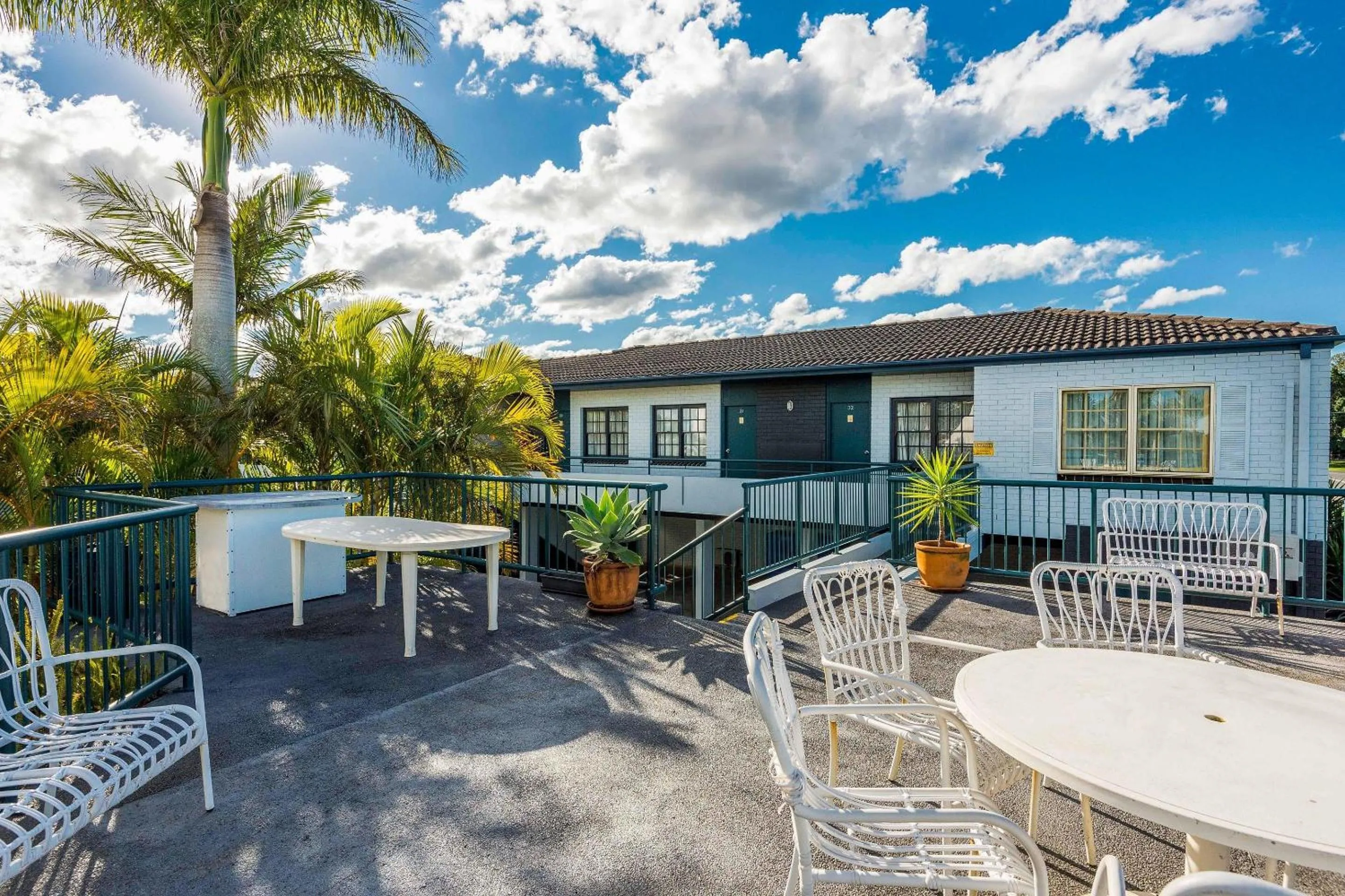 Swimming pool in Comfort Inn All Seasons