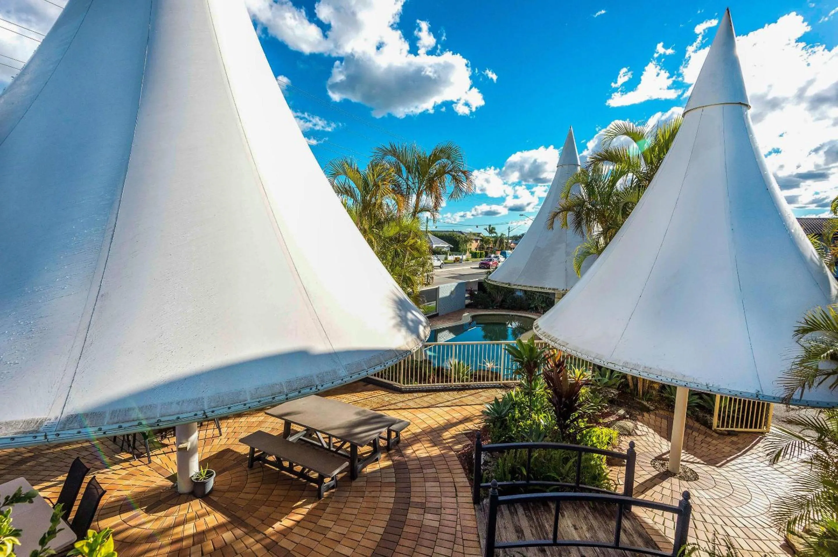 Swimming pool in Comfort Inn All Seasons