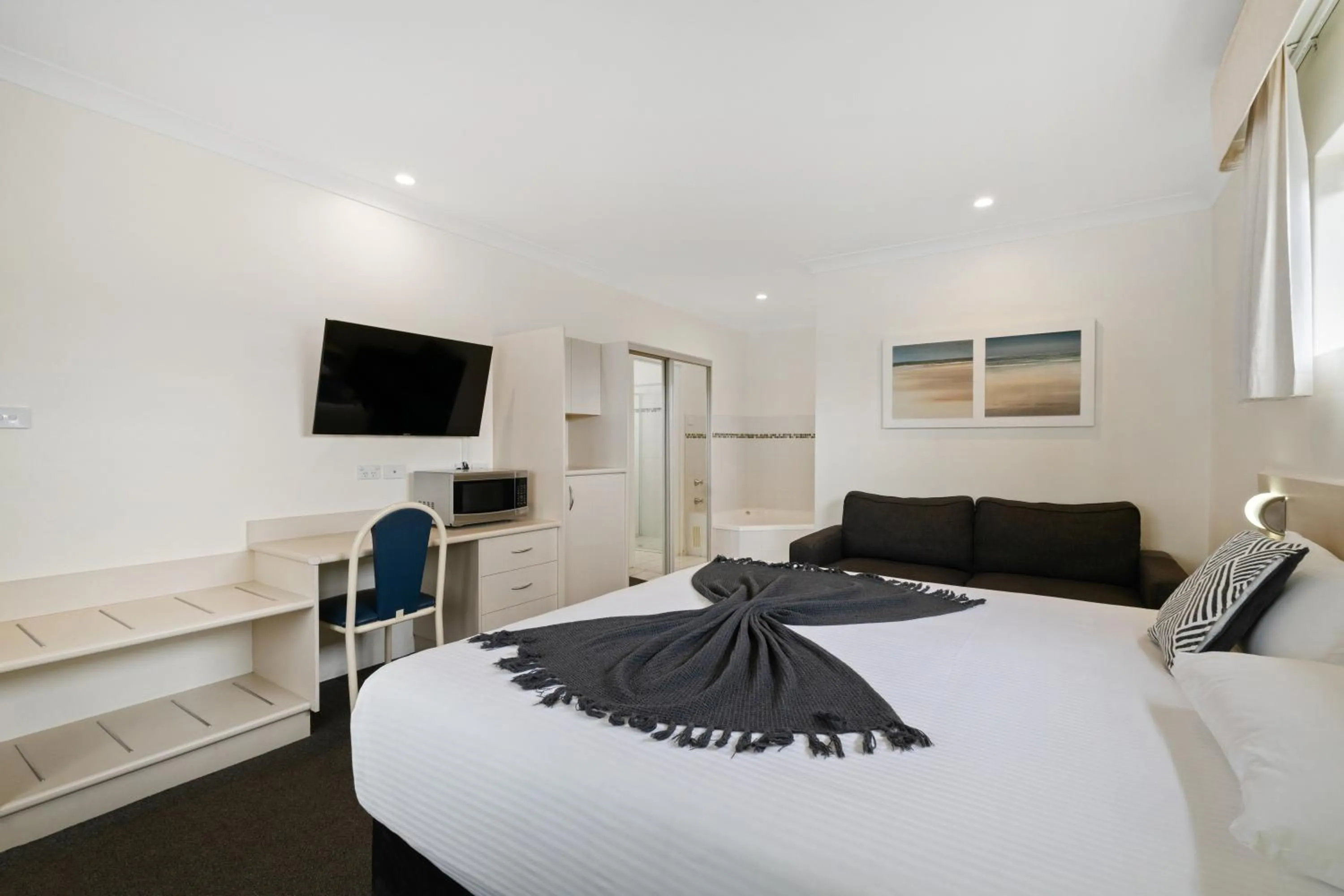 Bed in Comfort Inn All Seasons