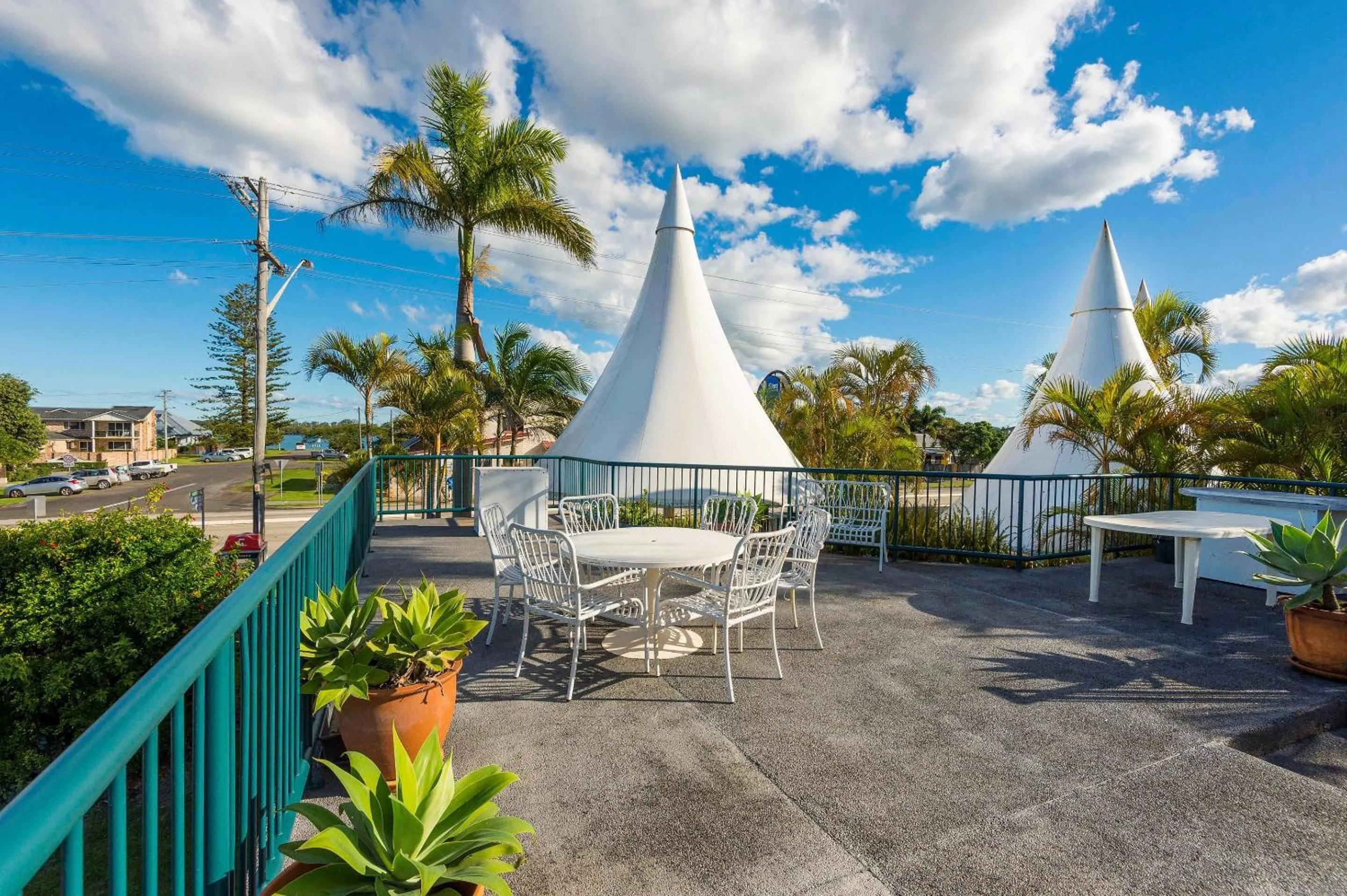 Swimming pool in Comfort Inn All Seasons