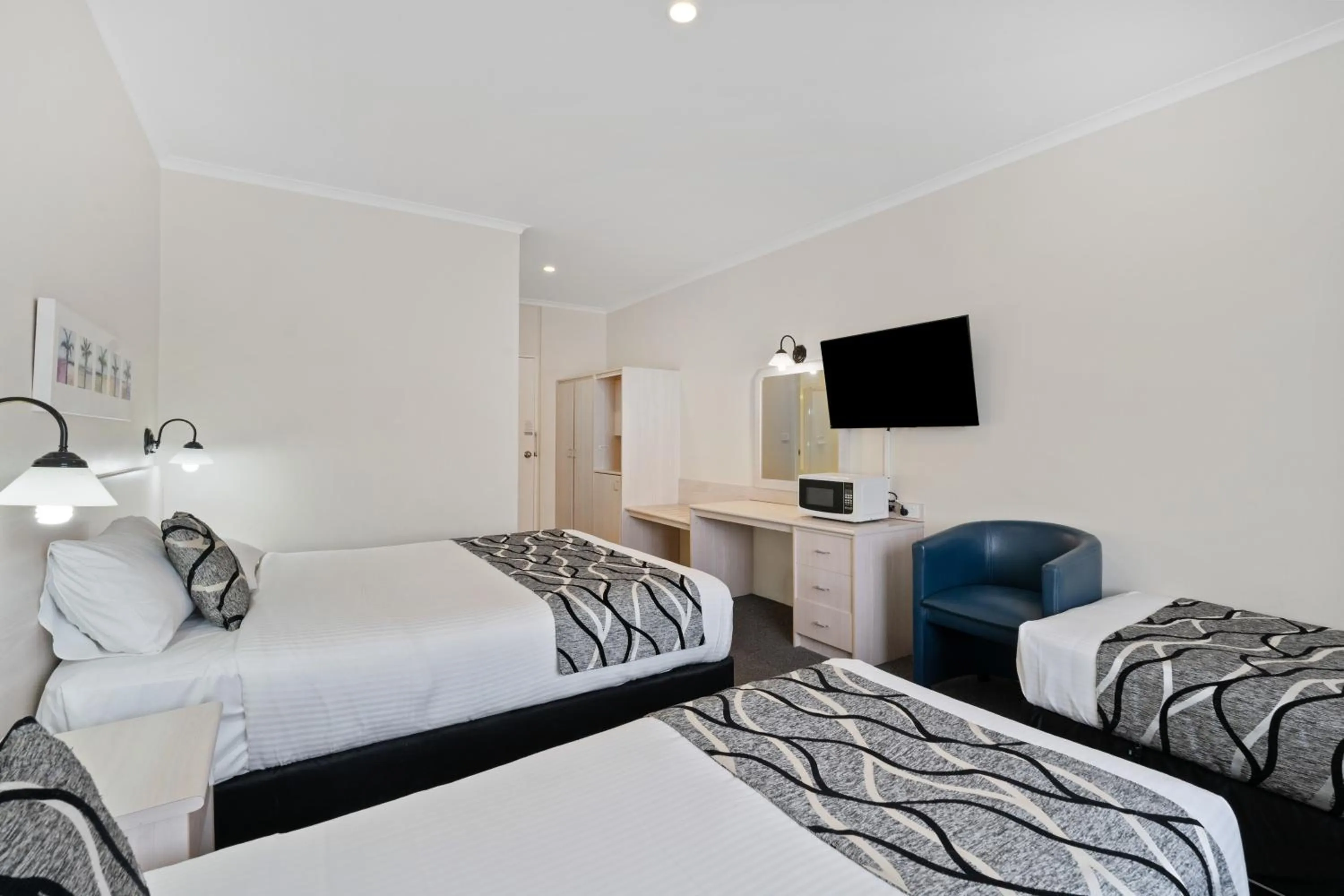 Bed in Comfort Inn All Seasons