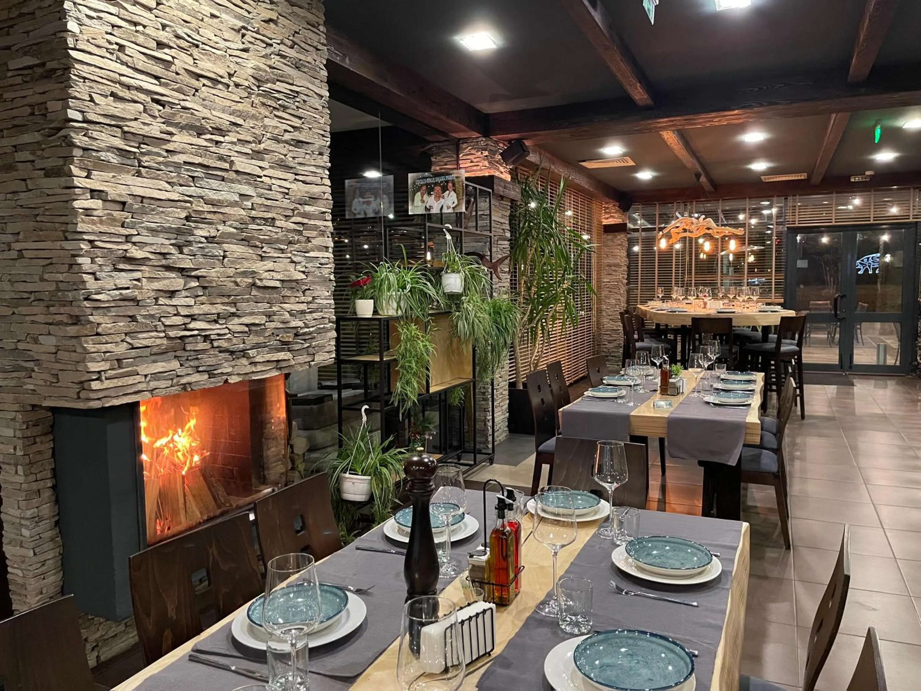 Restaurant/places to eat in Local Stay Hotel, BW Signature Collection