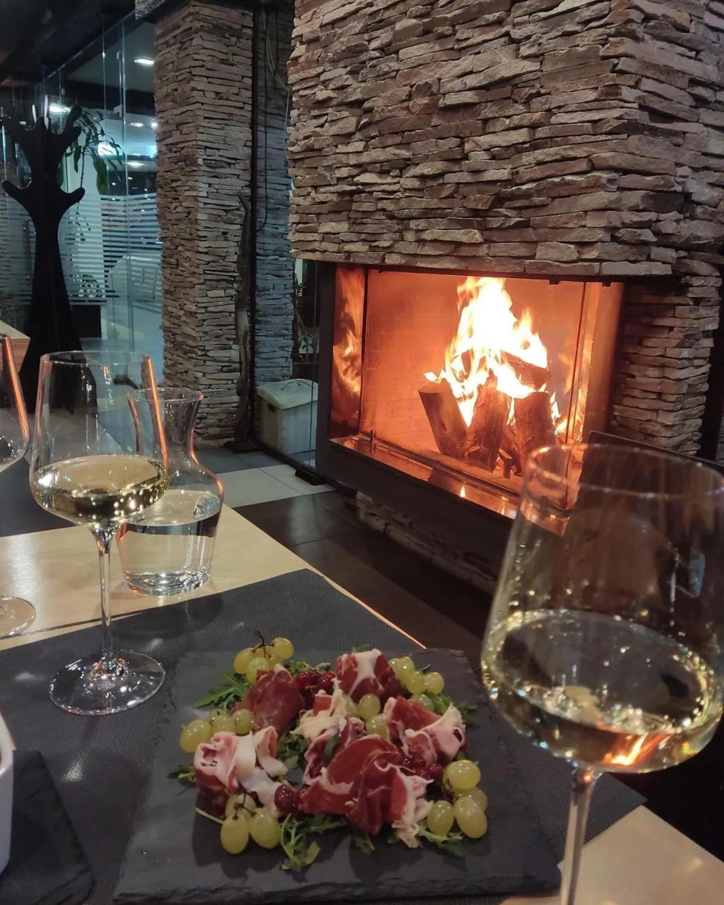 Restaurant/places to eat in Local Stay Hotel, BW Signature Collection