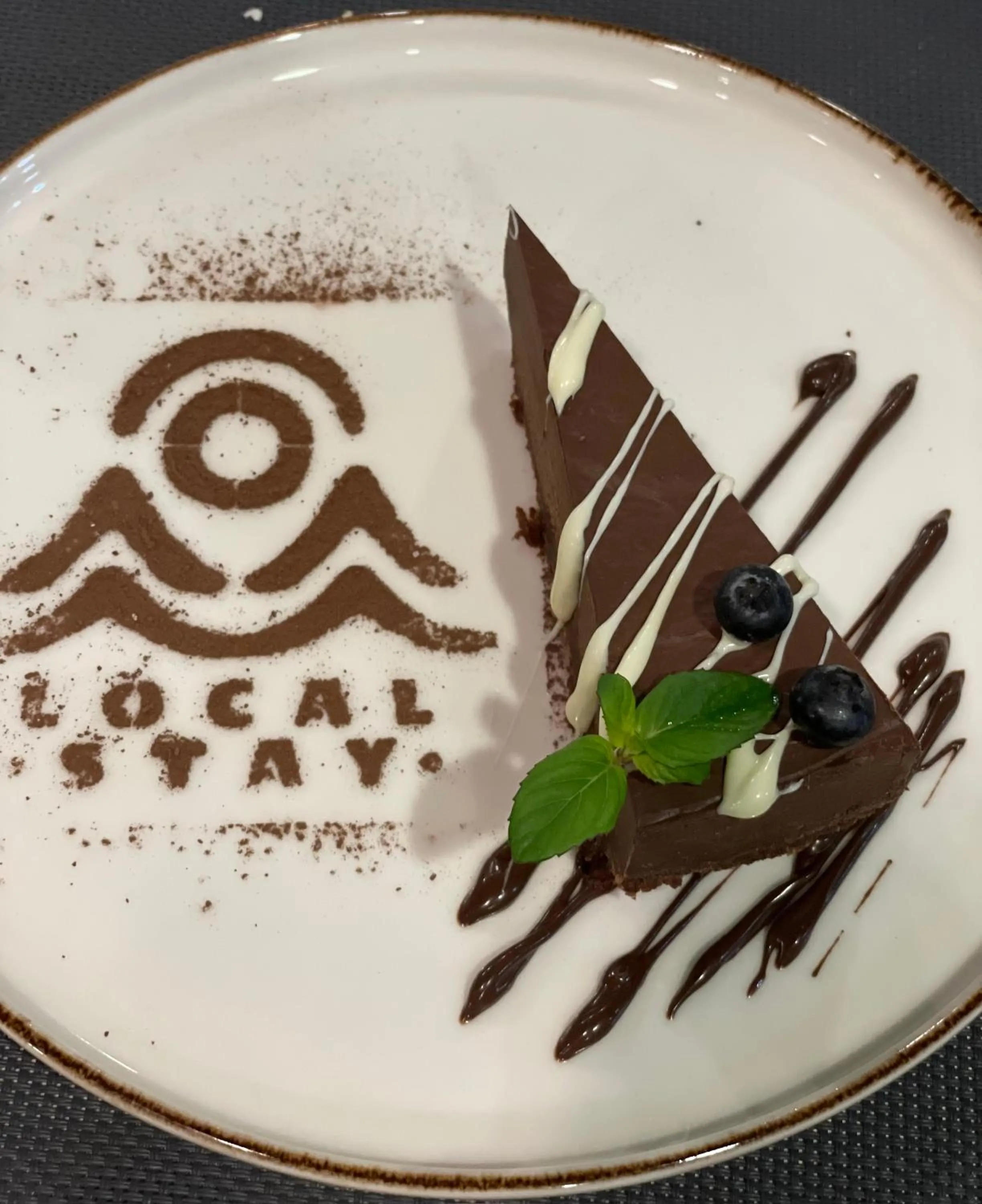 Restaurant/places to eat in Local Stay Hotel, BW Signature Collection