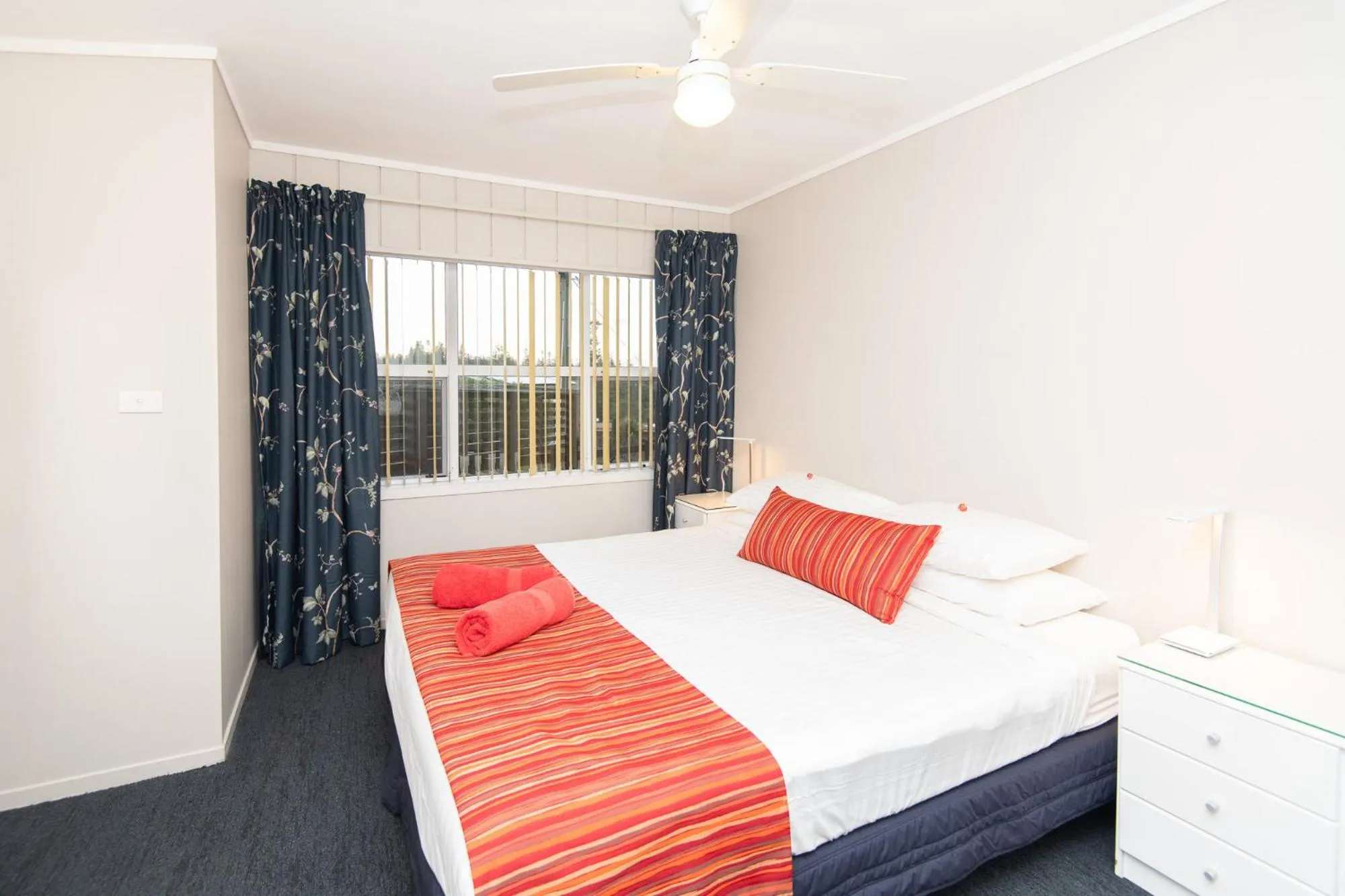 Bed in Cascade Garden Apartments