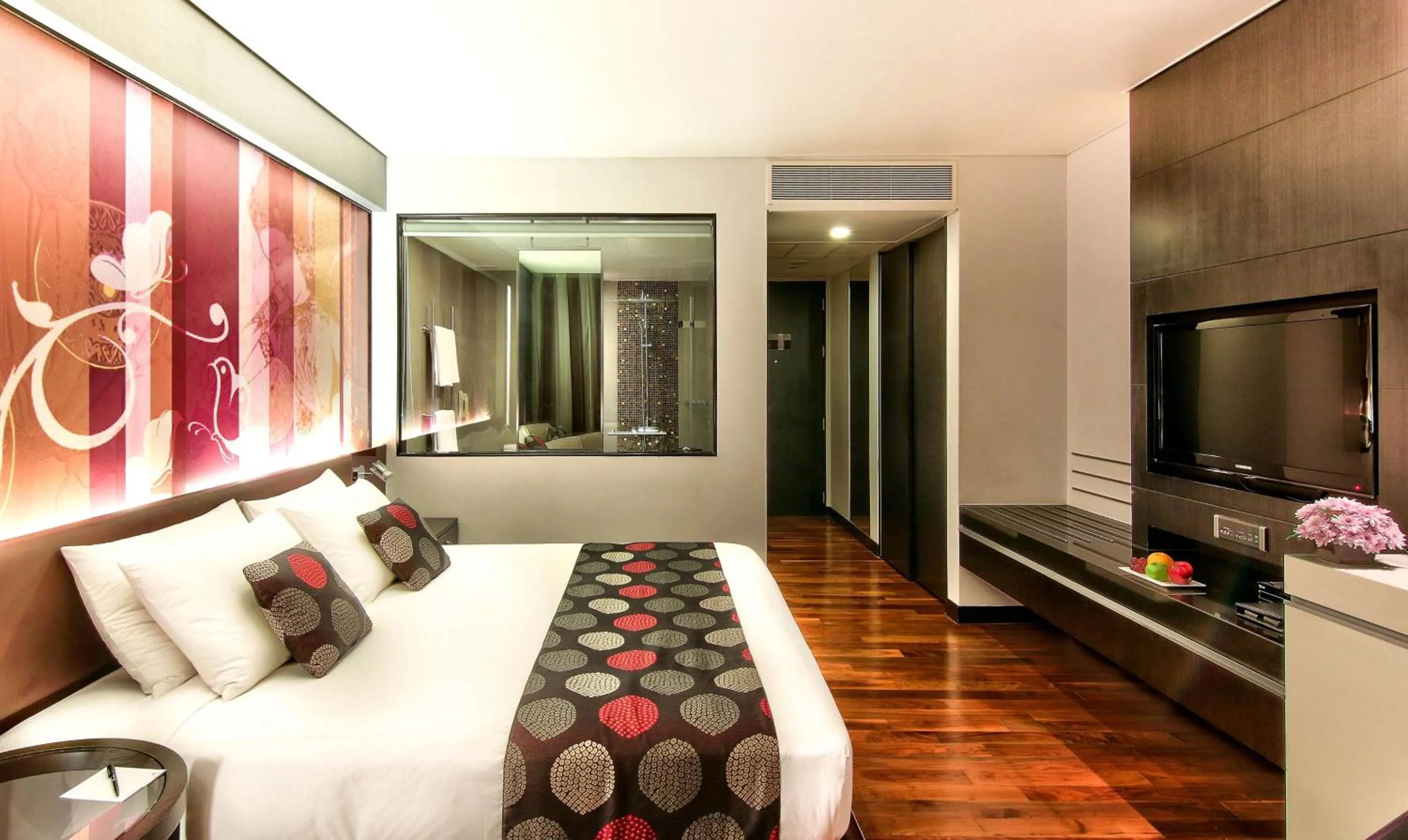 Photo of the whole room, Bed in Park Plaza Bangkok Soi 18