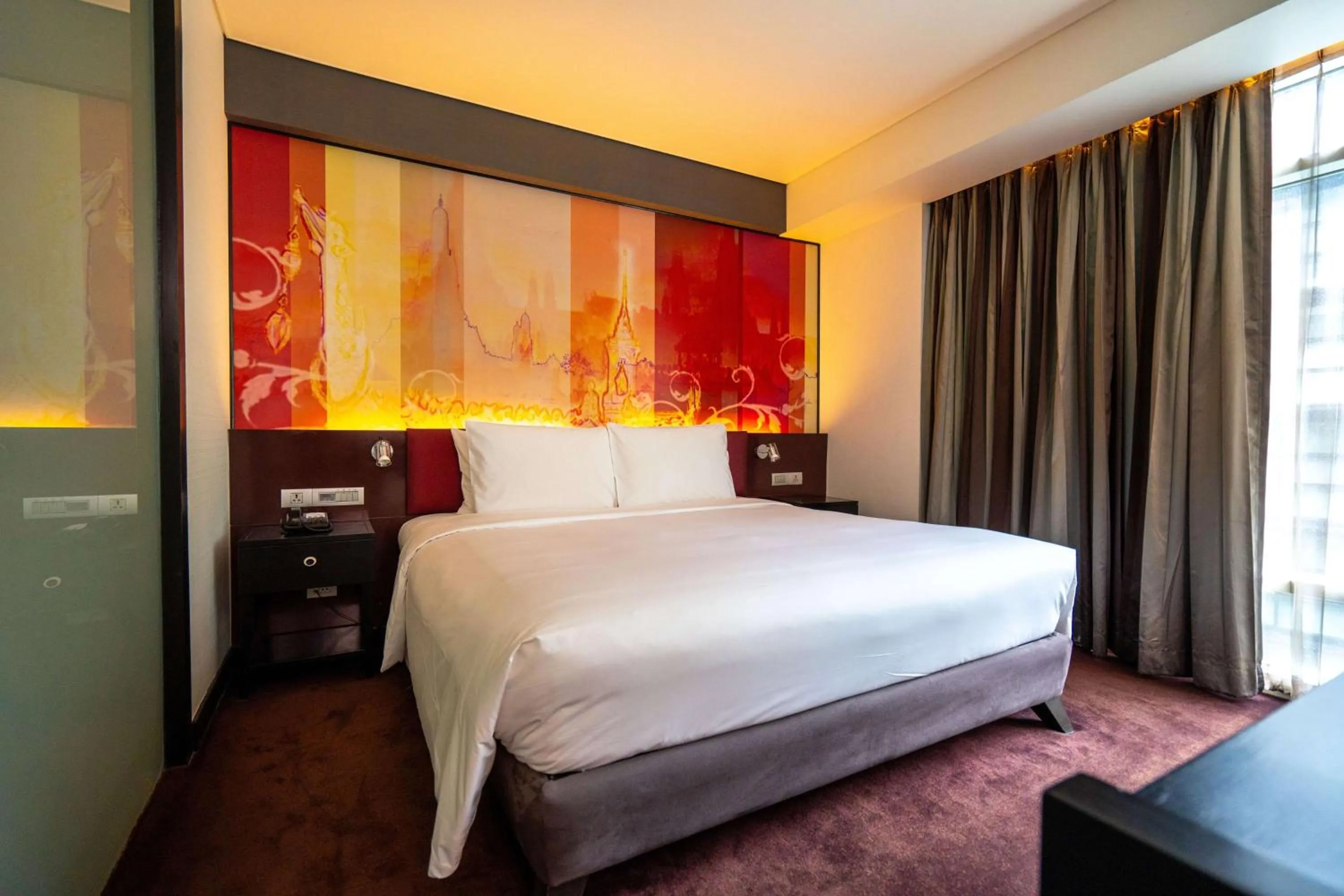 Photo of the whole room, Bed in Park Plaza Bangkok Soi 18