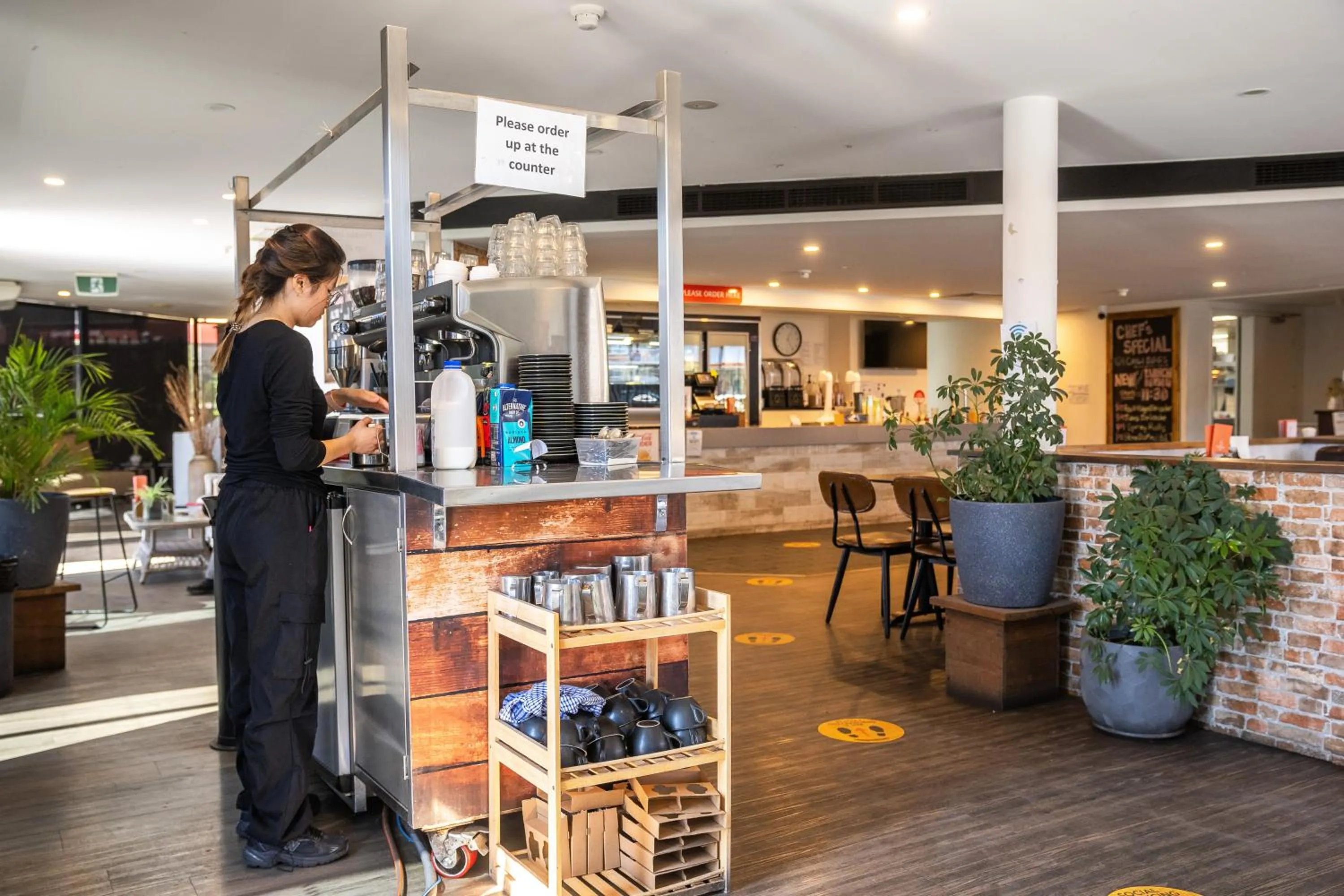 Restaurant/places to eat in Diplomat Hotel Alice Springs