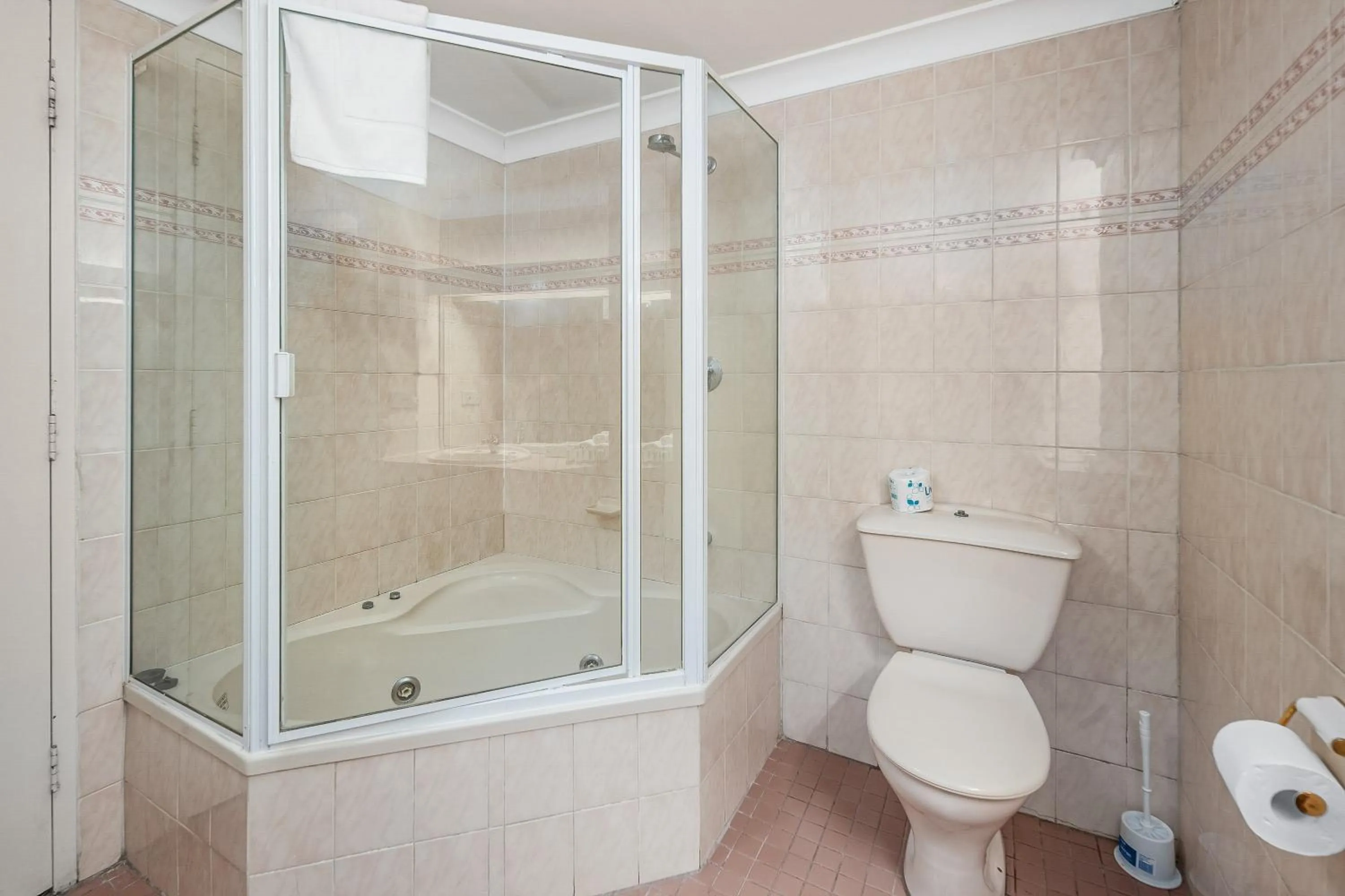 Shower in Diplomat Hotel Alice Springs