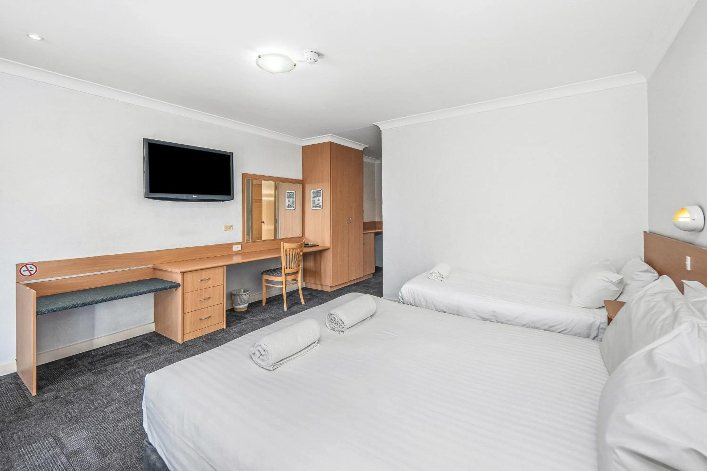 Bed in Diplomat Hotel Alice Springs