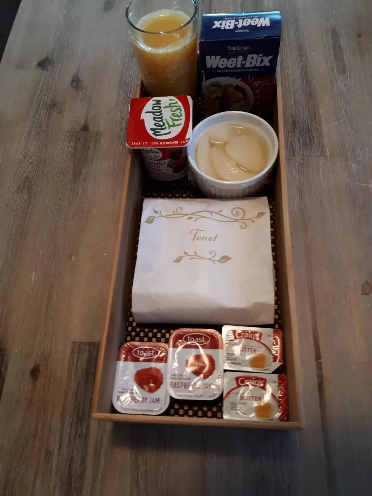 Food and drinks in Alhambra Oaks Motor Lodge