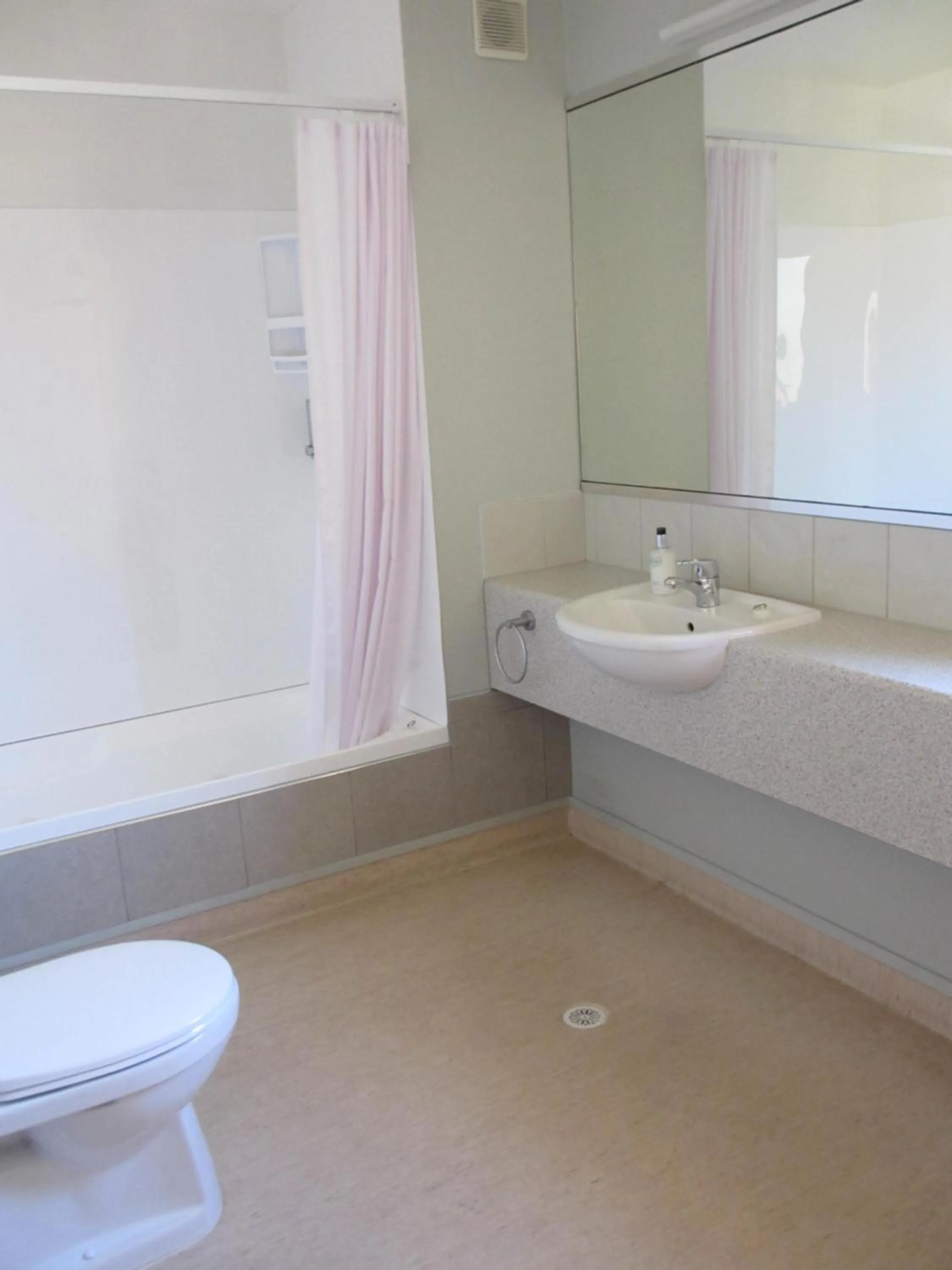 Bathroom in Alhambra Oaks Motor Lodge