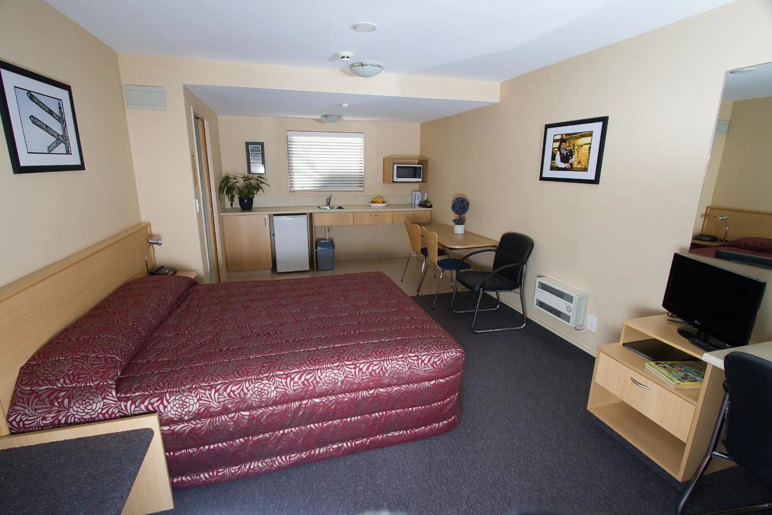 TV and multimedia in Alhambra Oaks Motor Lodge