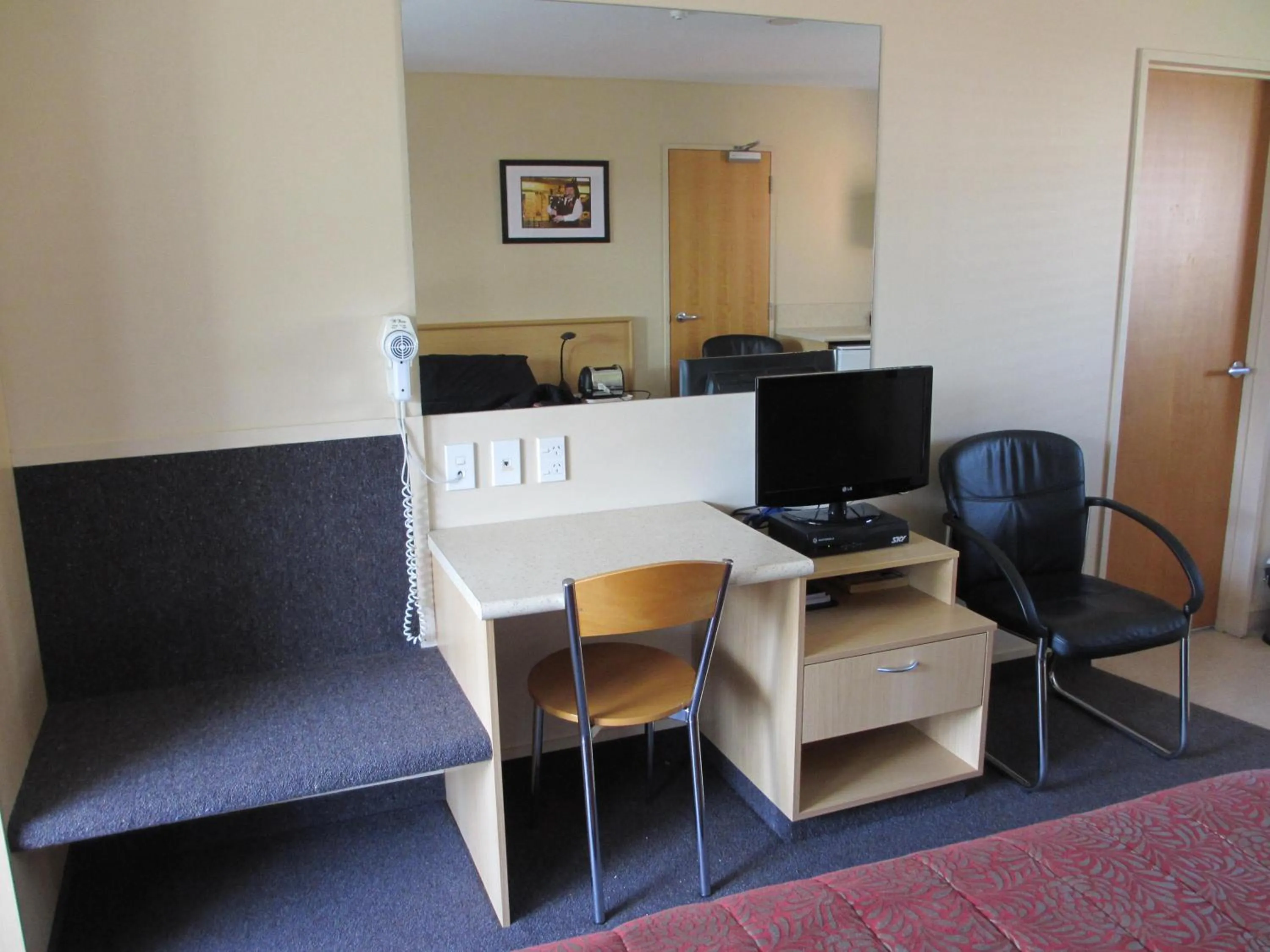 TV and multimedia in Alhambra Oaks Motor Lodge