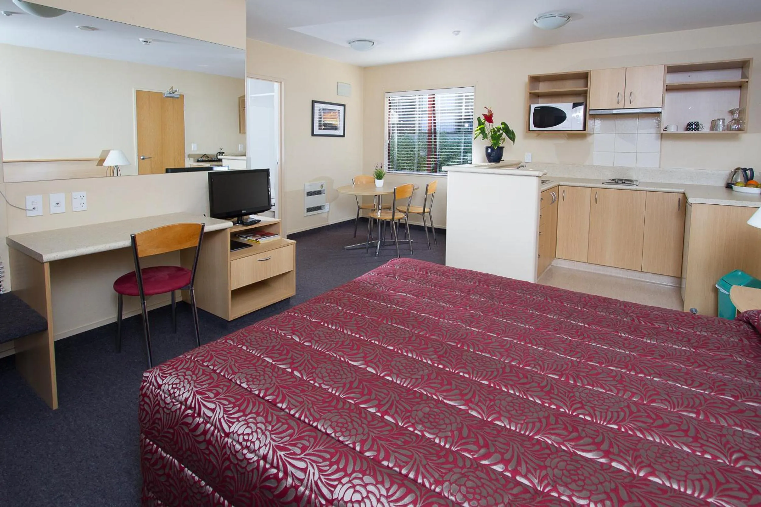 TV and multimedia in Alhambra Oaks Motor Lodge