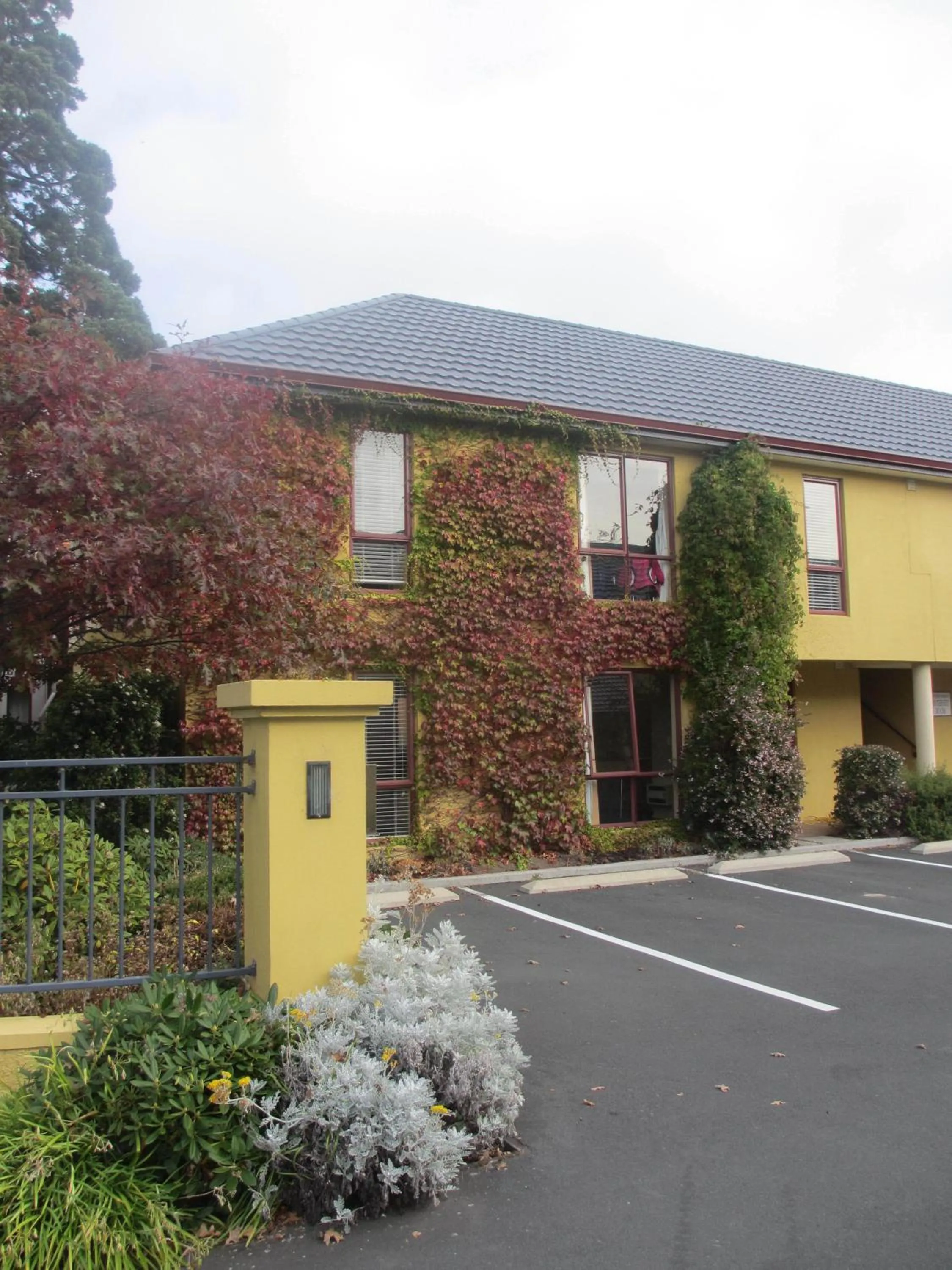 Facade/entrance in Alhambra Oaks Motor Lodge