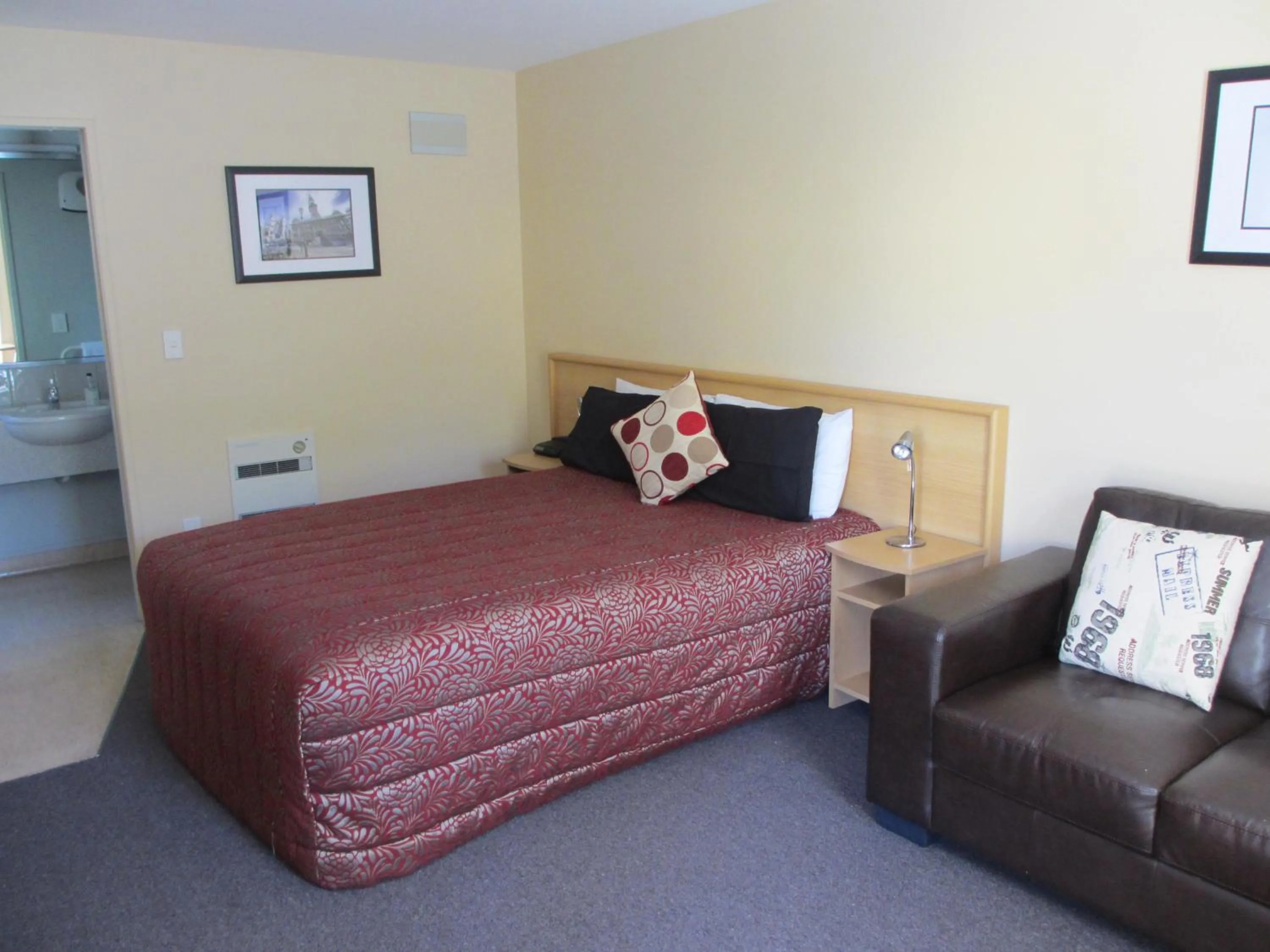 Photo of the whole room, Bed in Alhambra Oaks Motor Lodge