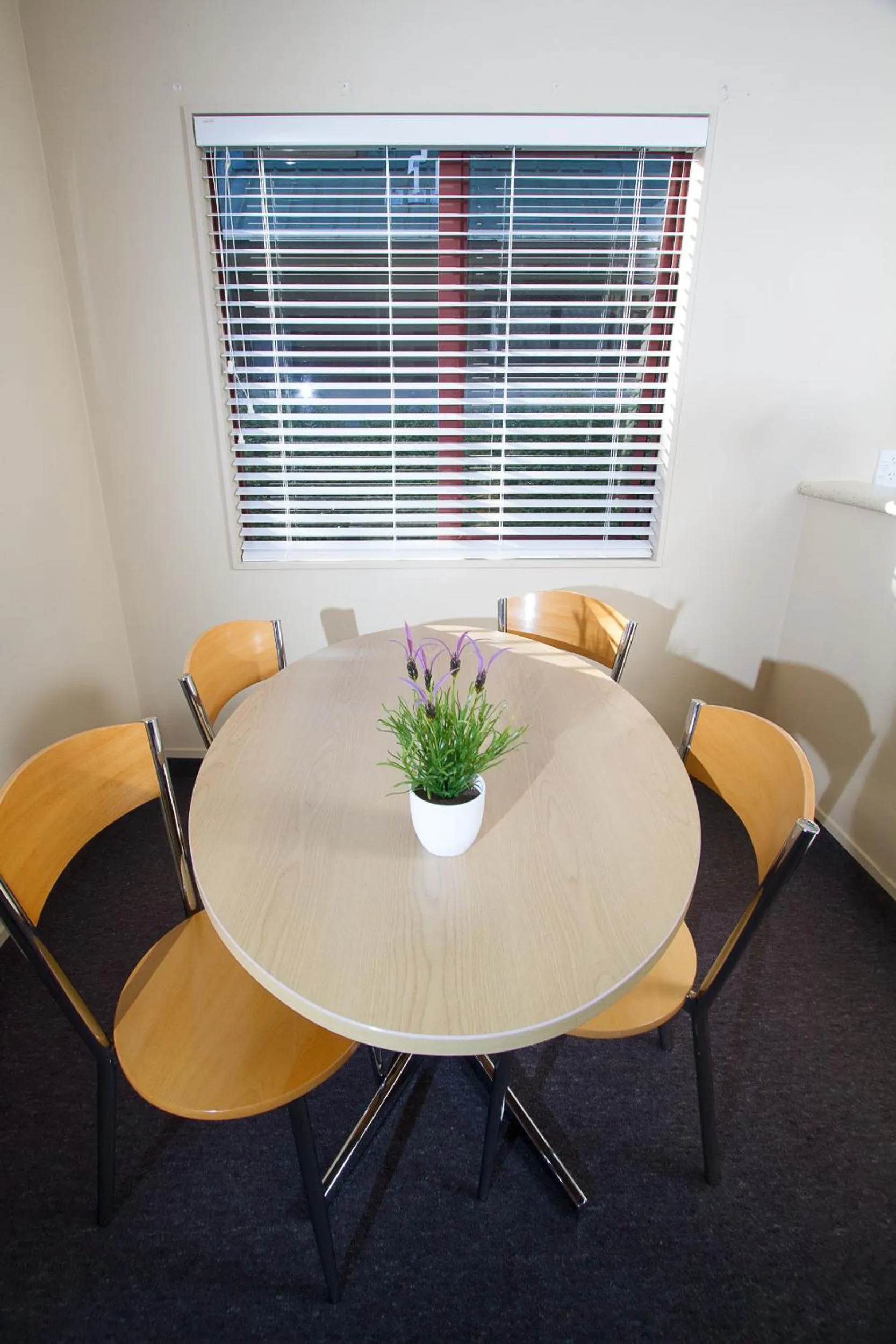 Dining area in Alhambra Oaks Motor Lodge