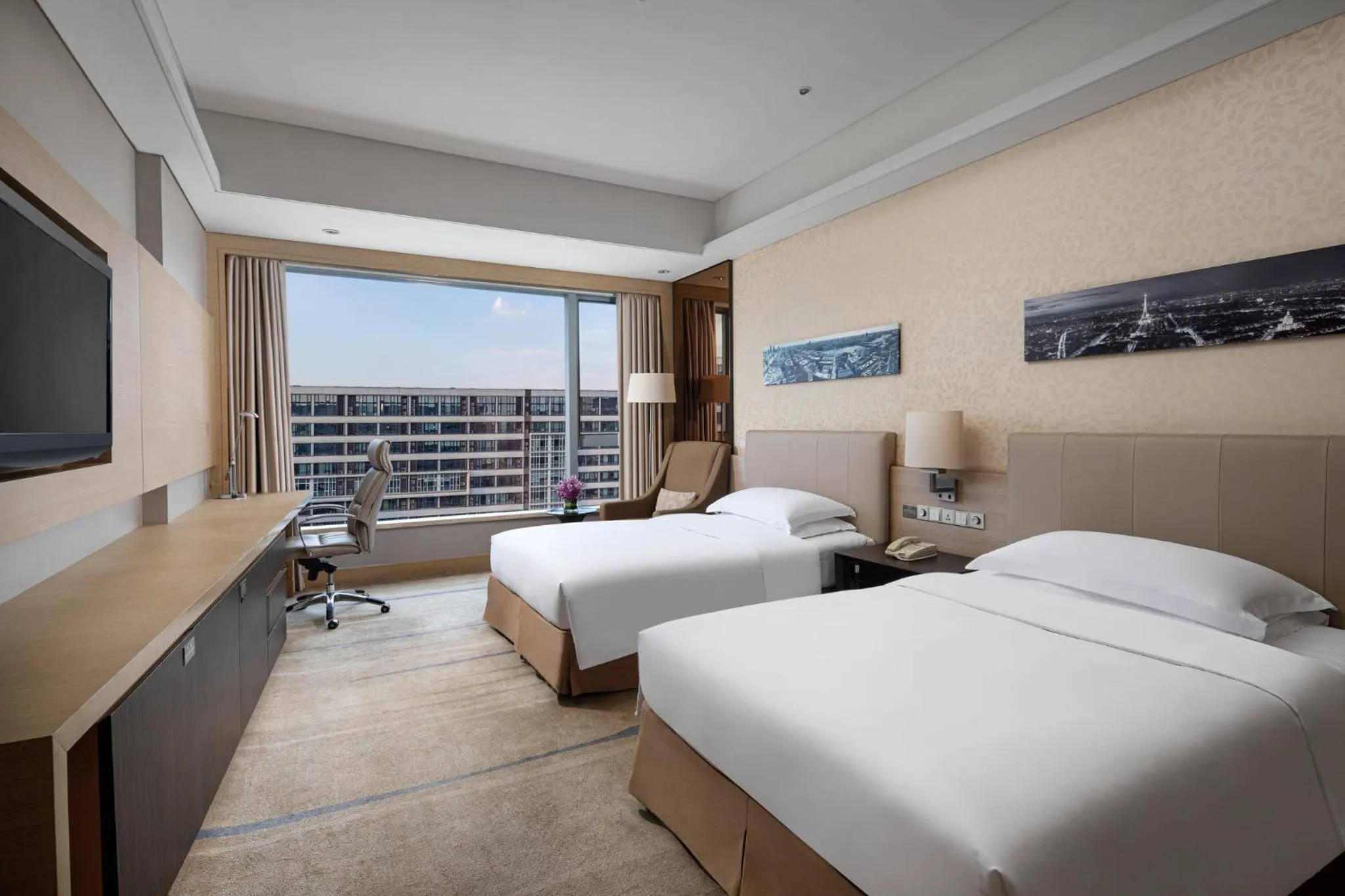 Photo of the whole room, Bed in Crowne Plaza Guangzhou Huadu by IHG