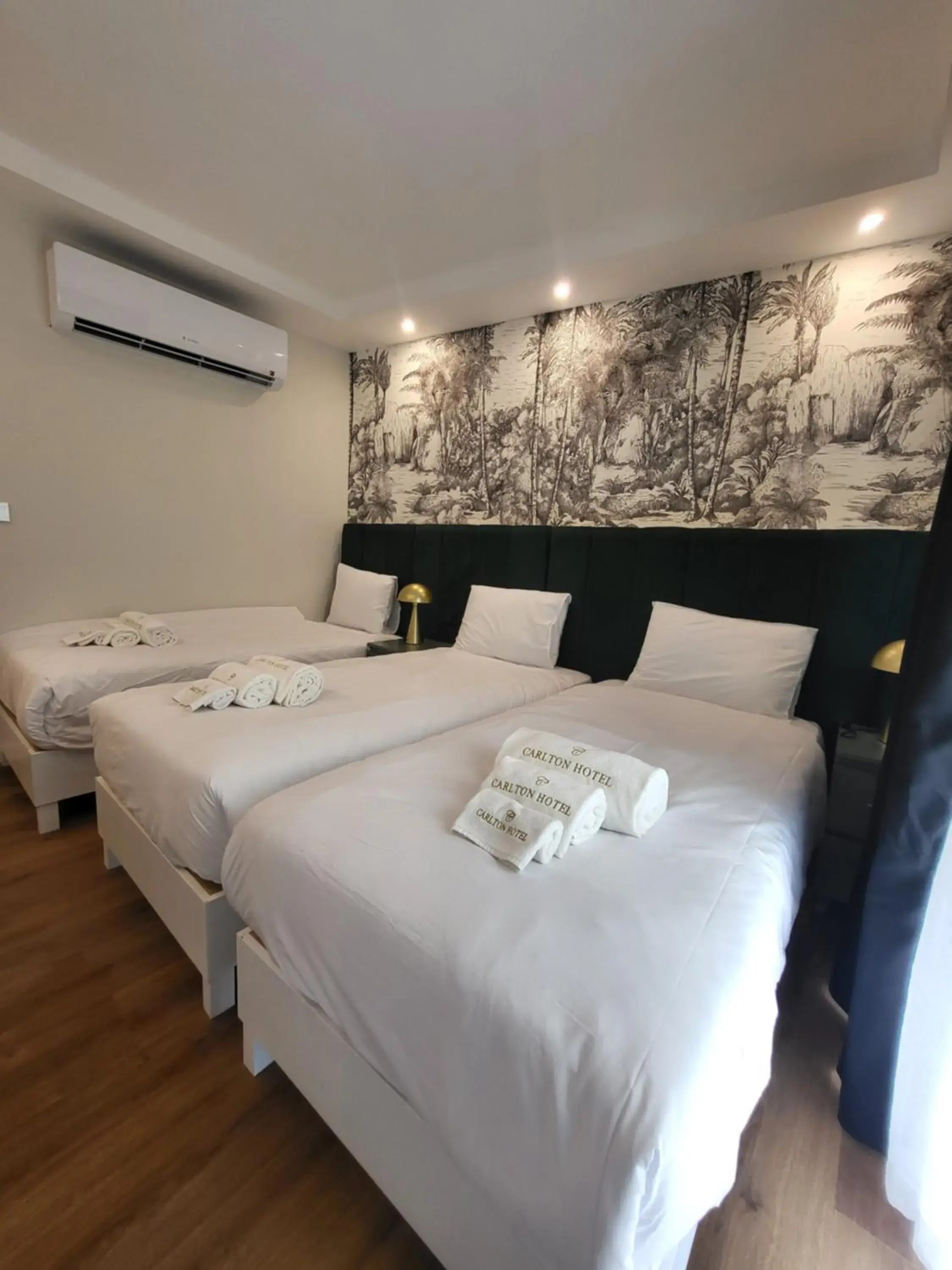 Triple Room with Sea View in Carlton Hotel Triple Room with Sea View in Carlton Hotel