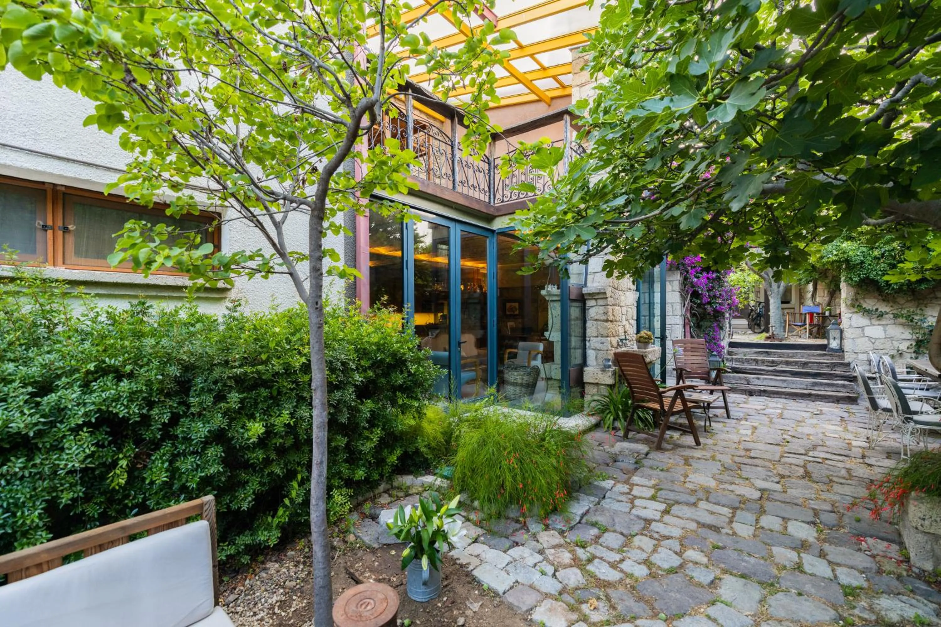 Property building in Sakin Ev