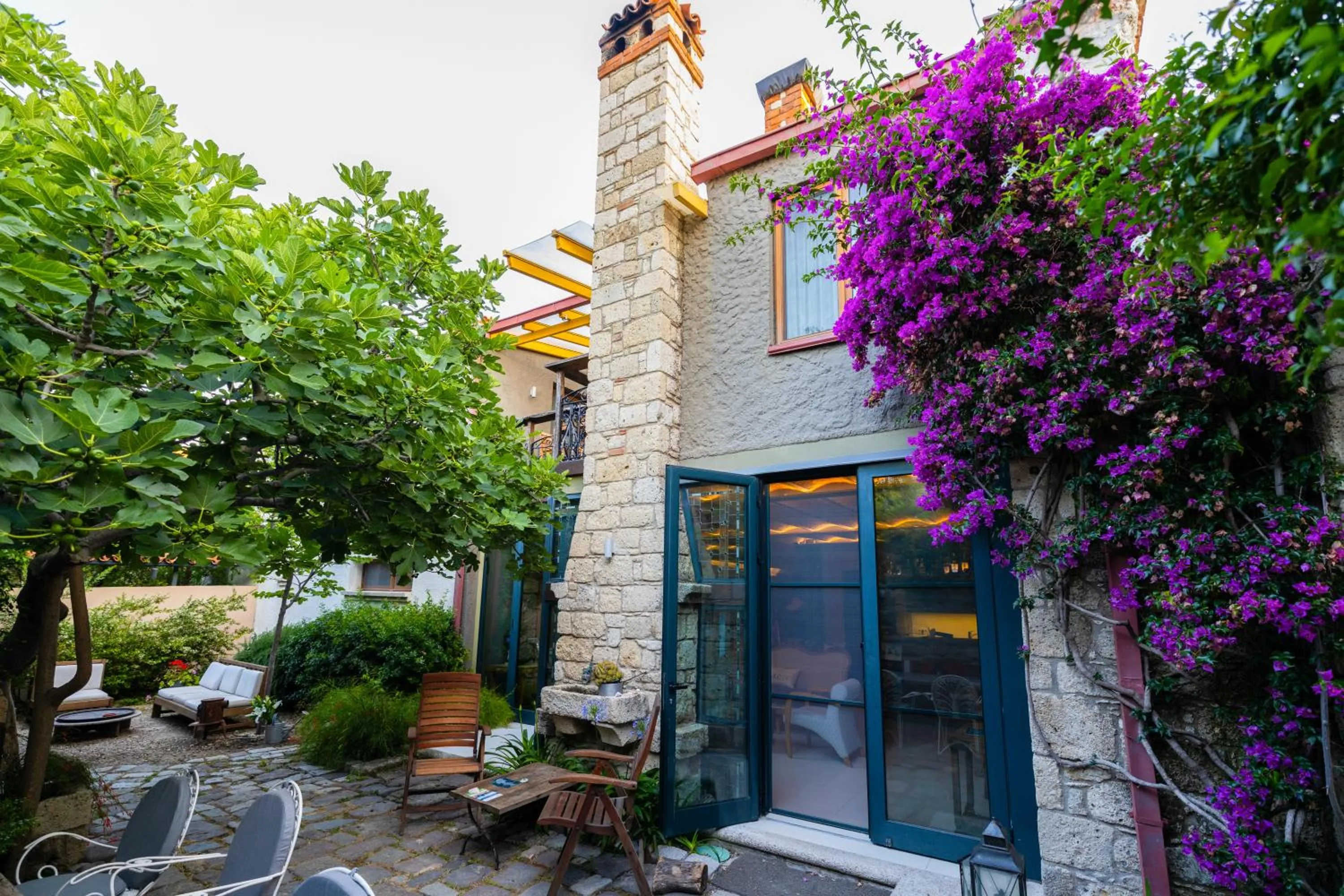 Property building in Sakin Ev