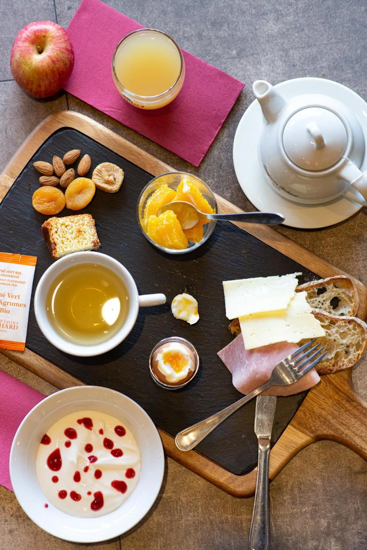 Breakfast in Hôtel Confort Le Moulin Rouge