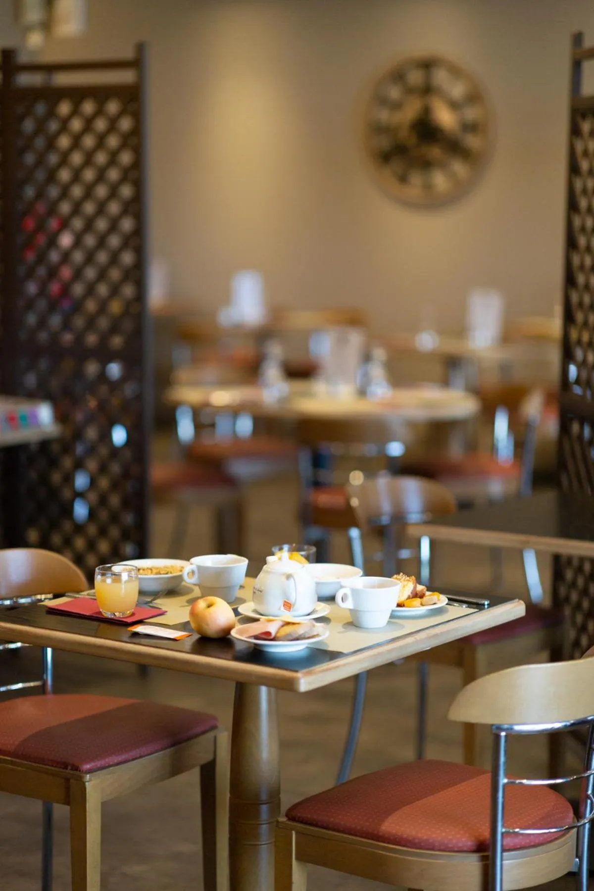 Breakfast in Hôtel Confort Le Moulin Rouge