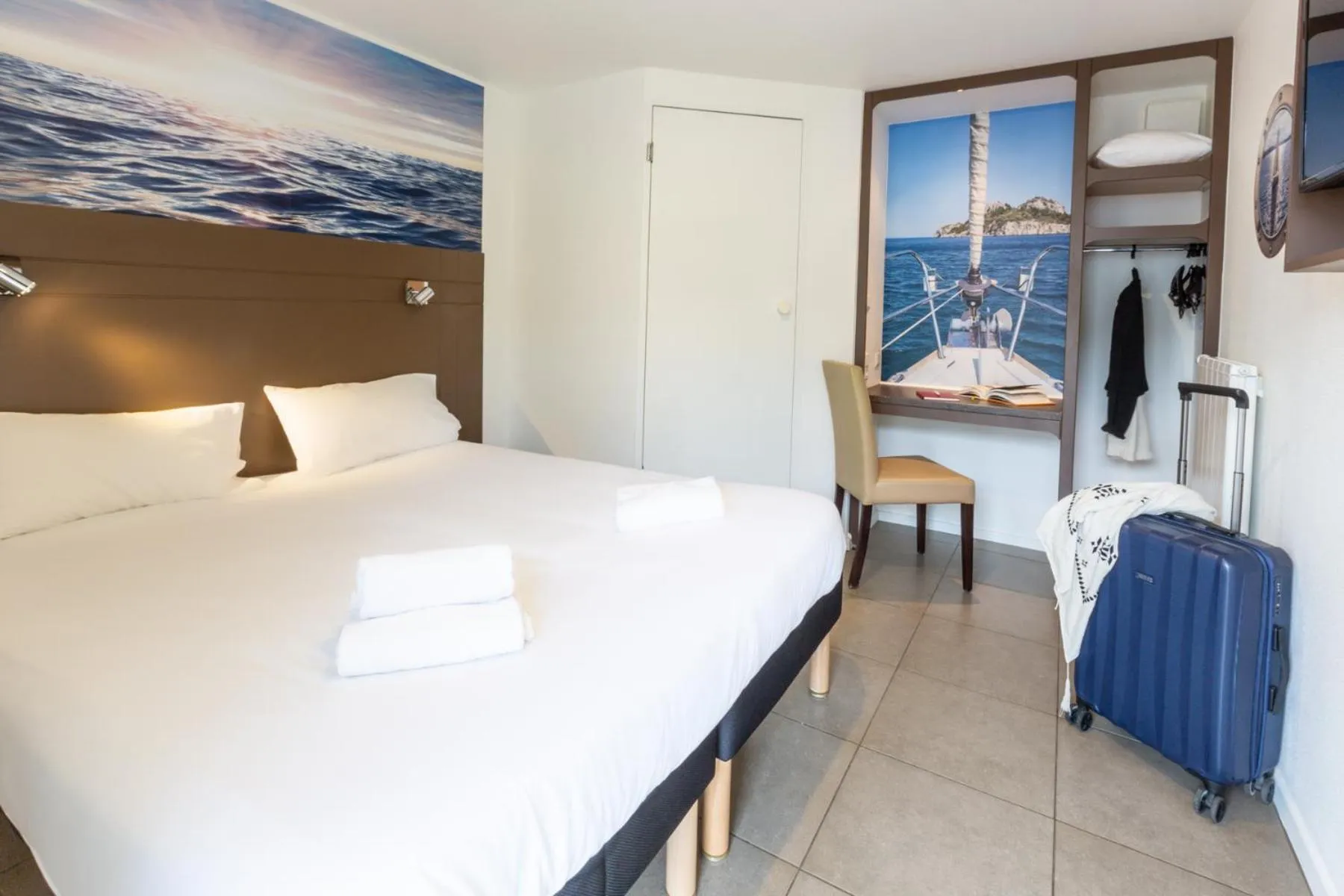 Photo of the whole room, Bed in Hôtel Confort Le Moulin Rouge