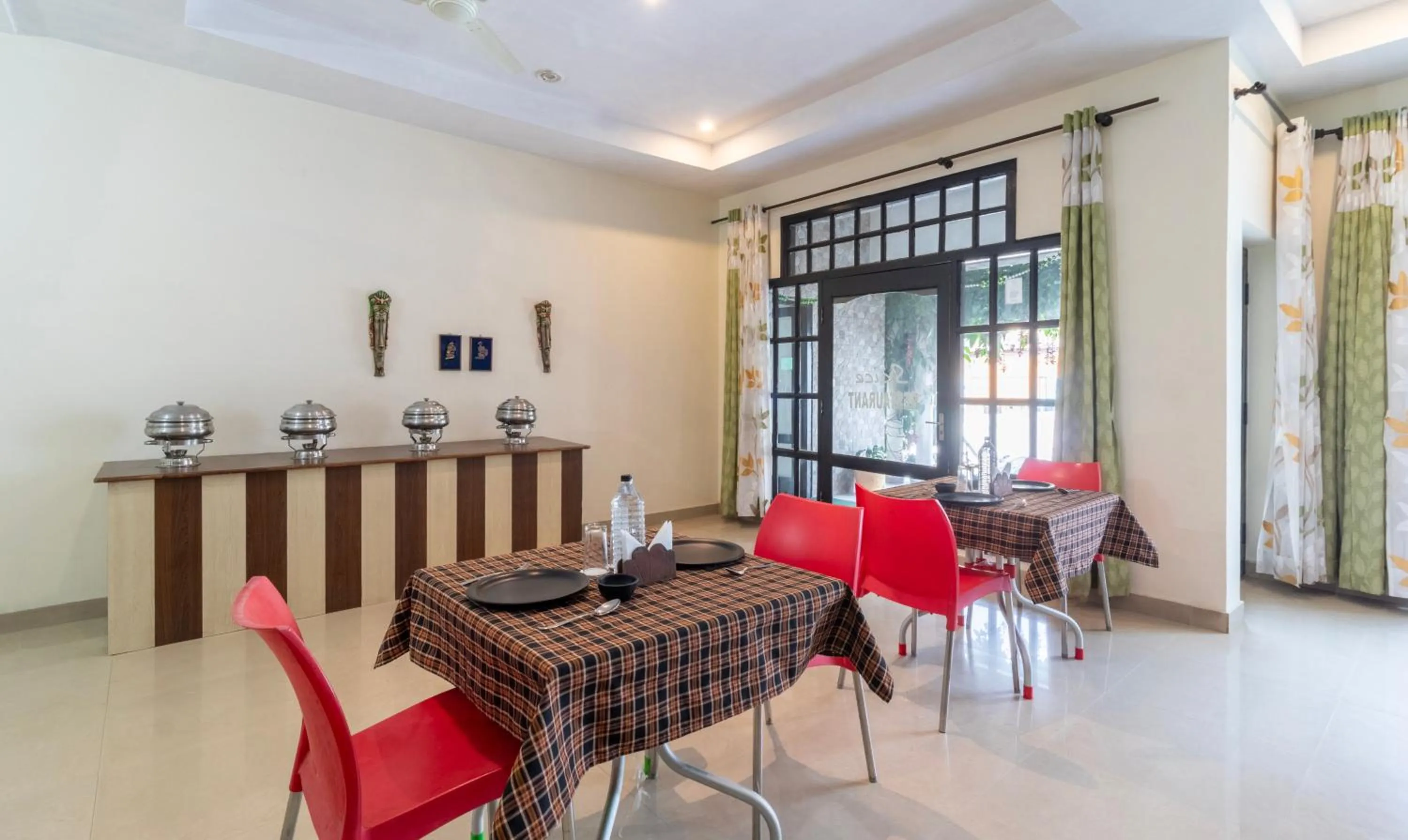 Restaurant/places to eat in Treebo Spring Birds - Kainchi Dham