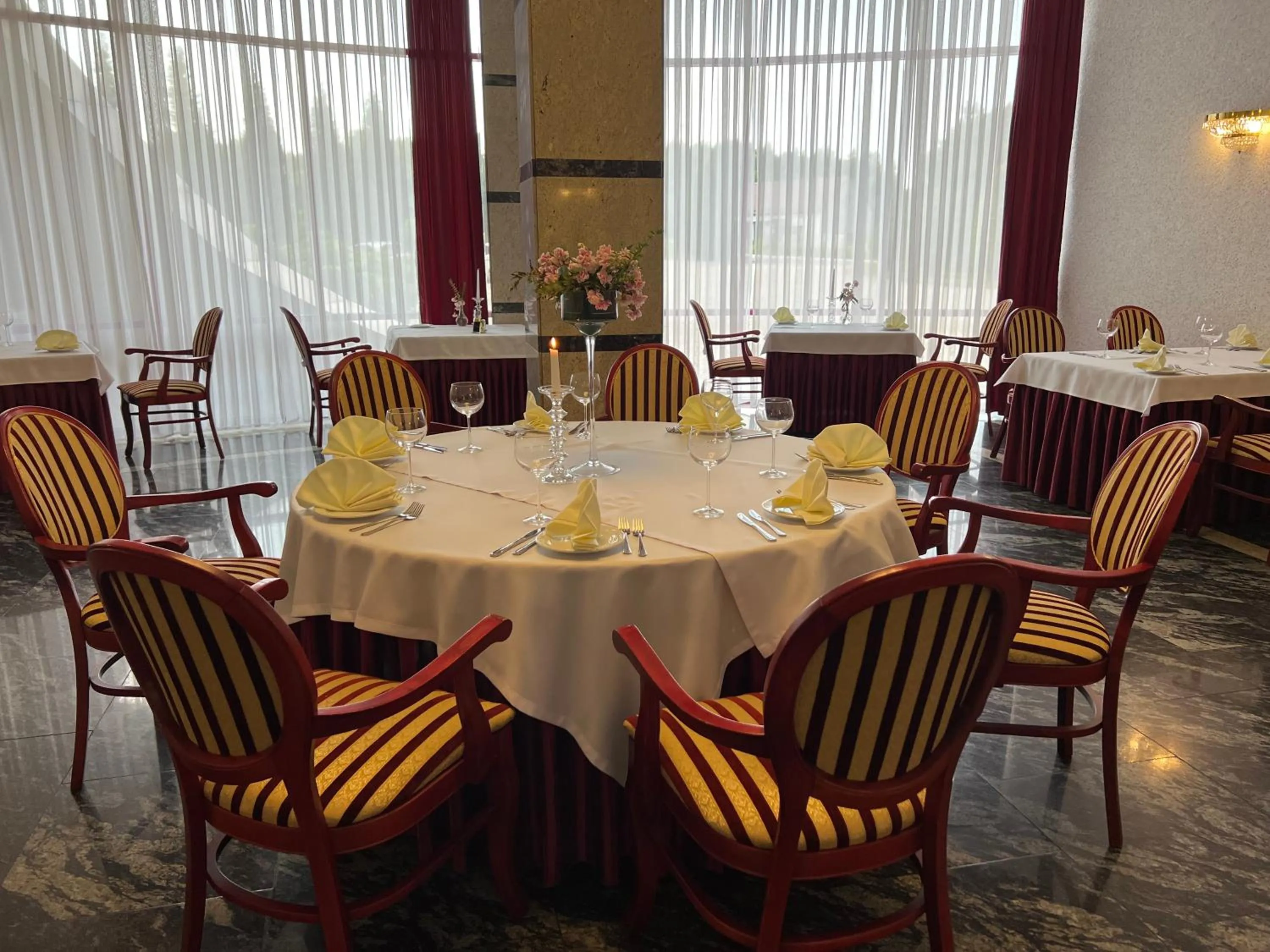 Restaurant/places to eat in Hotel Amadeus