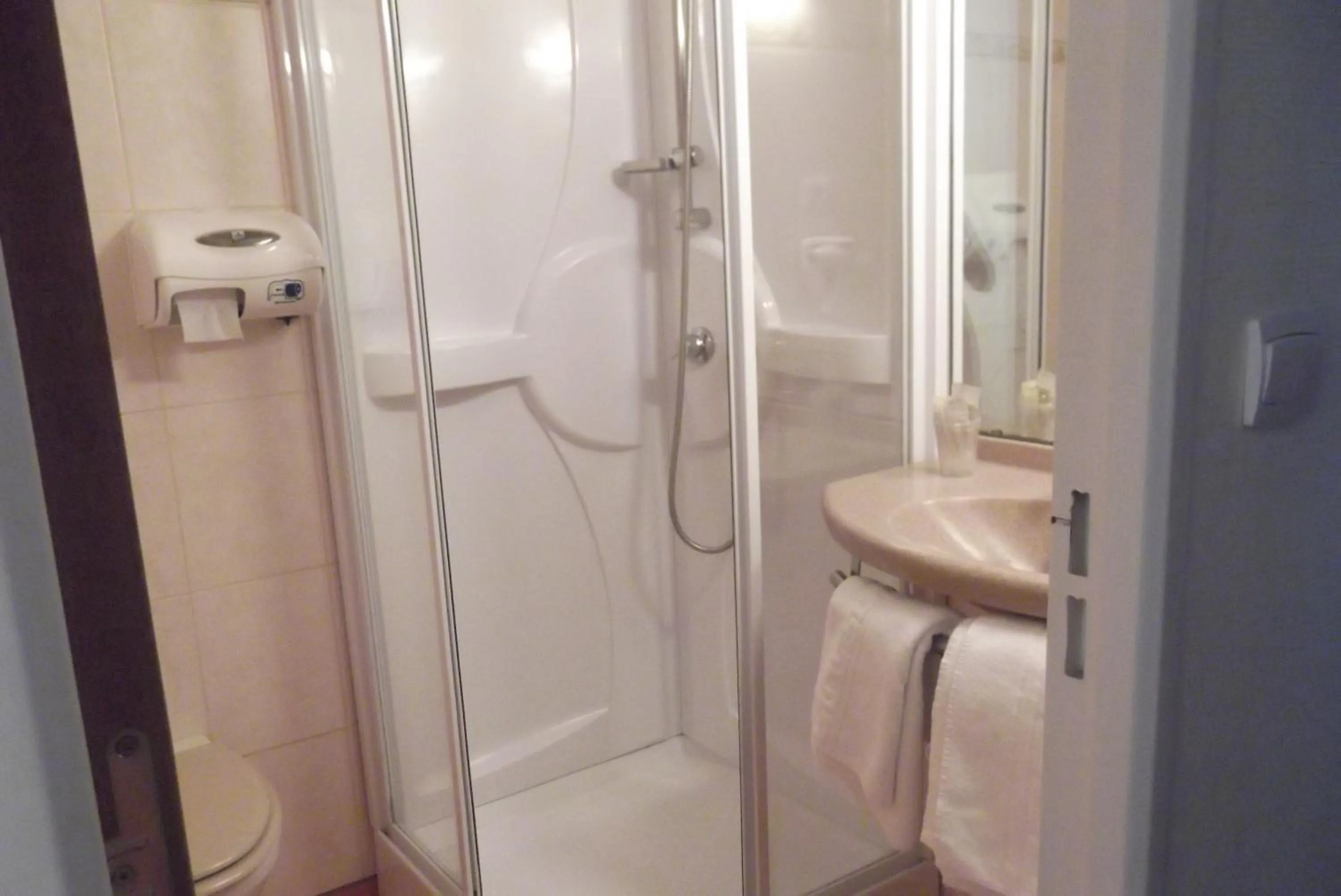 Bathroom in Logis Jum'Hotel