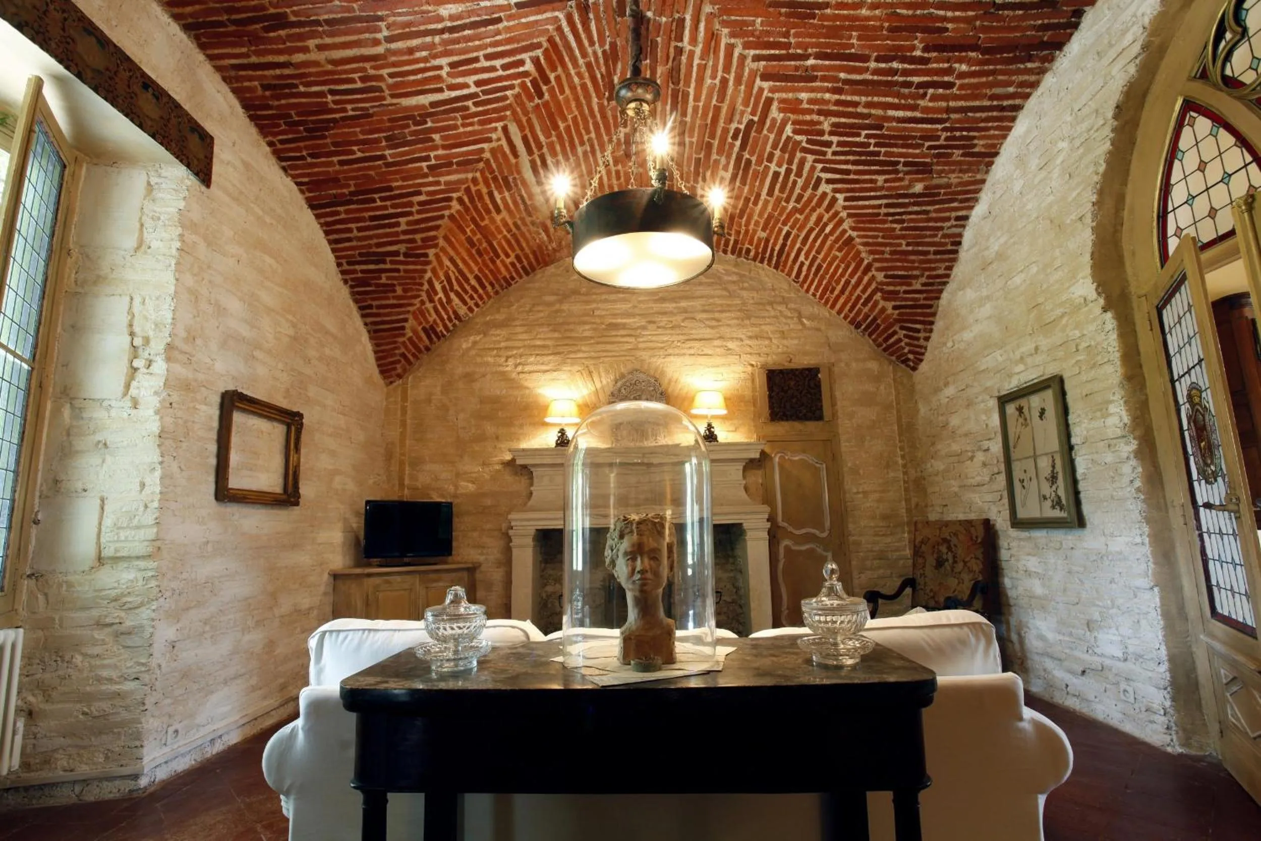 Communal lounge/ TV room in Domaine du Buc, Le Château