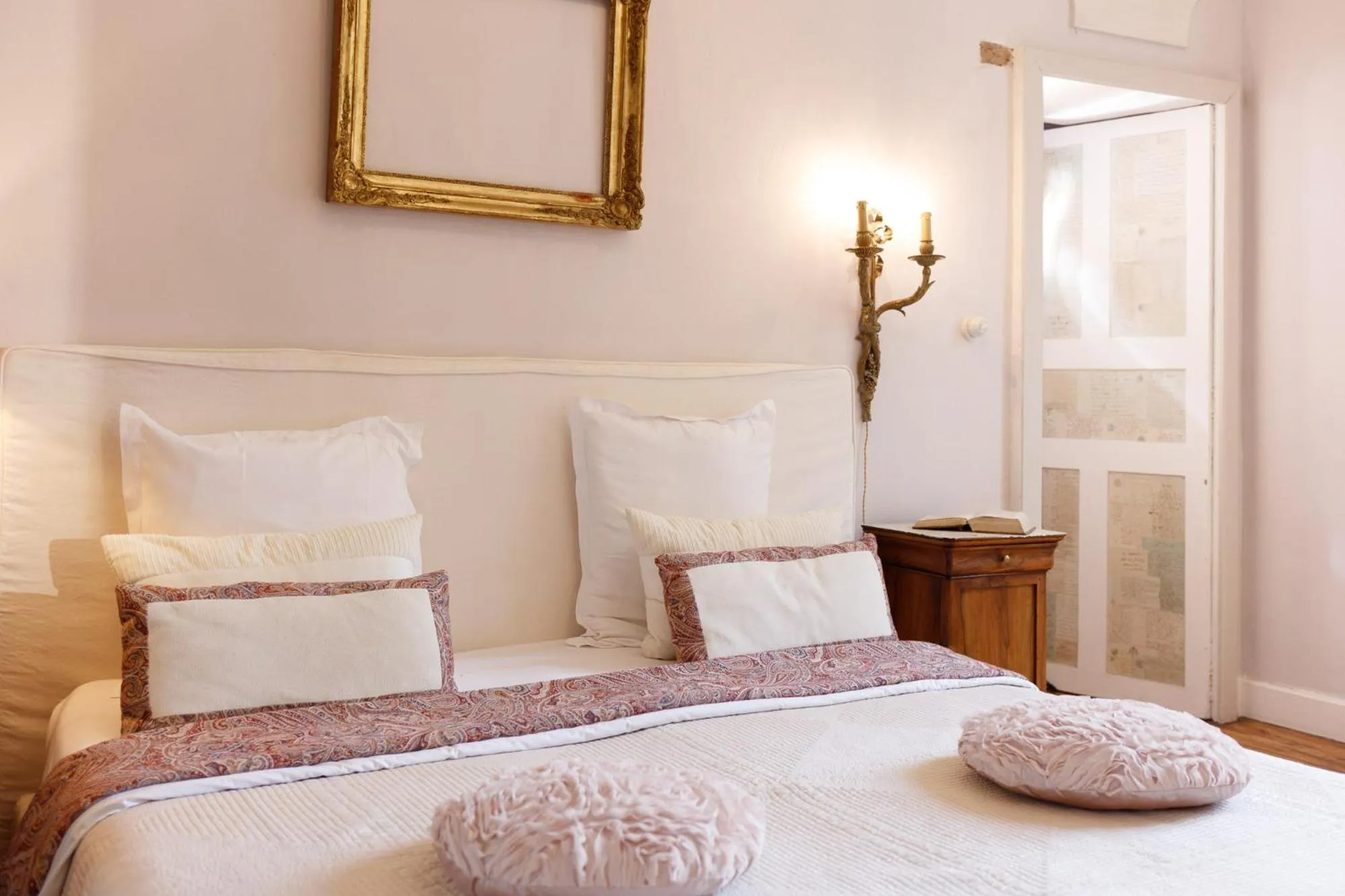 Decorative detail, Bed in Domaine du Buc, Le Château