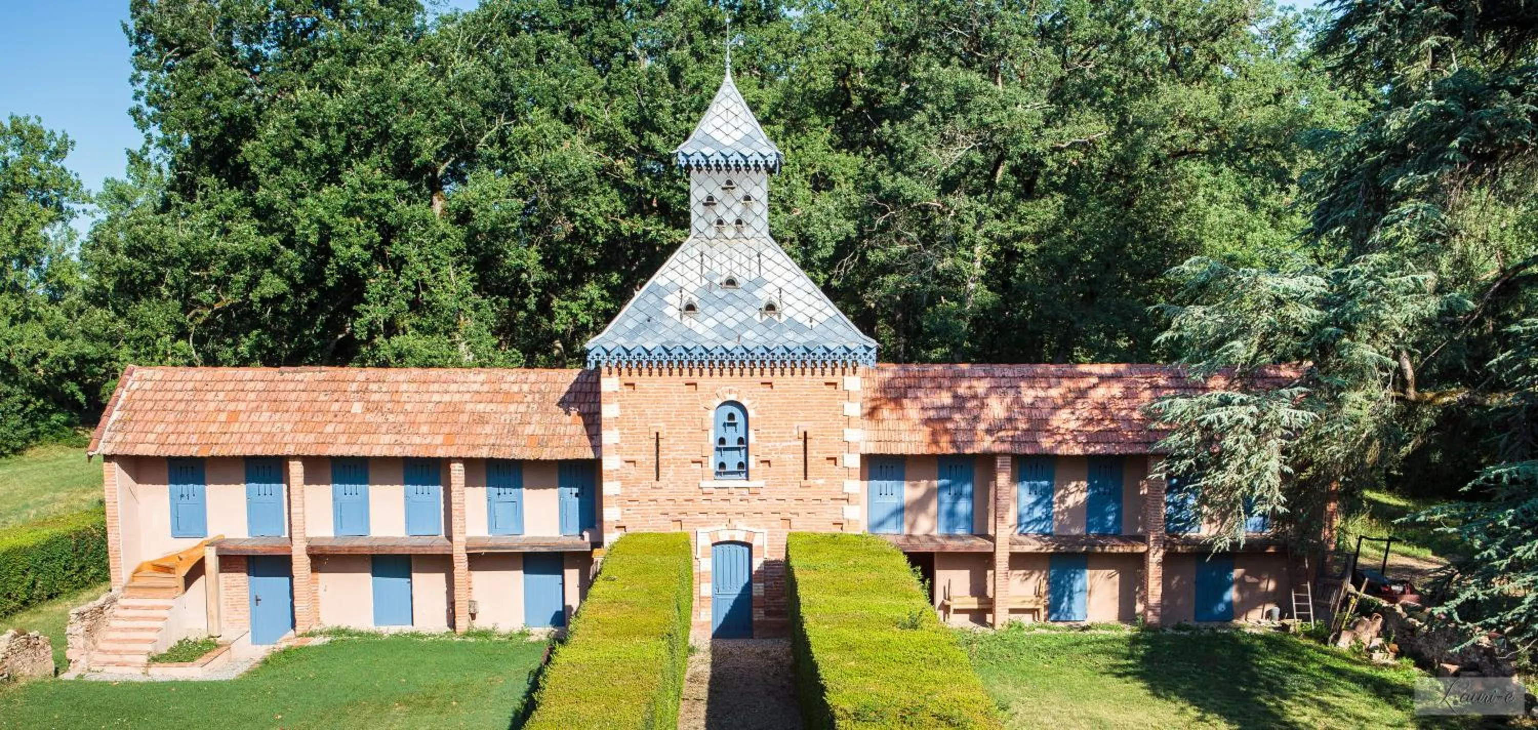 Property building in Domaine du Buc, Le Château