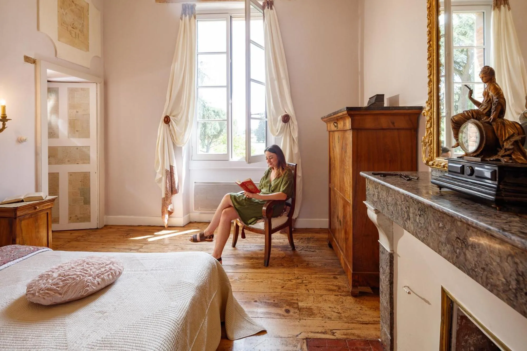 Photo of the whole room, Bed in Domaine du Buc, Le Château