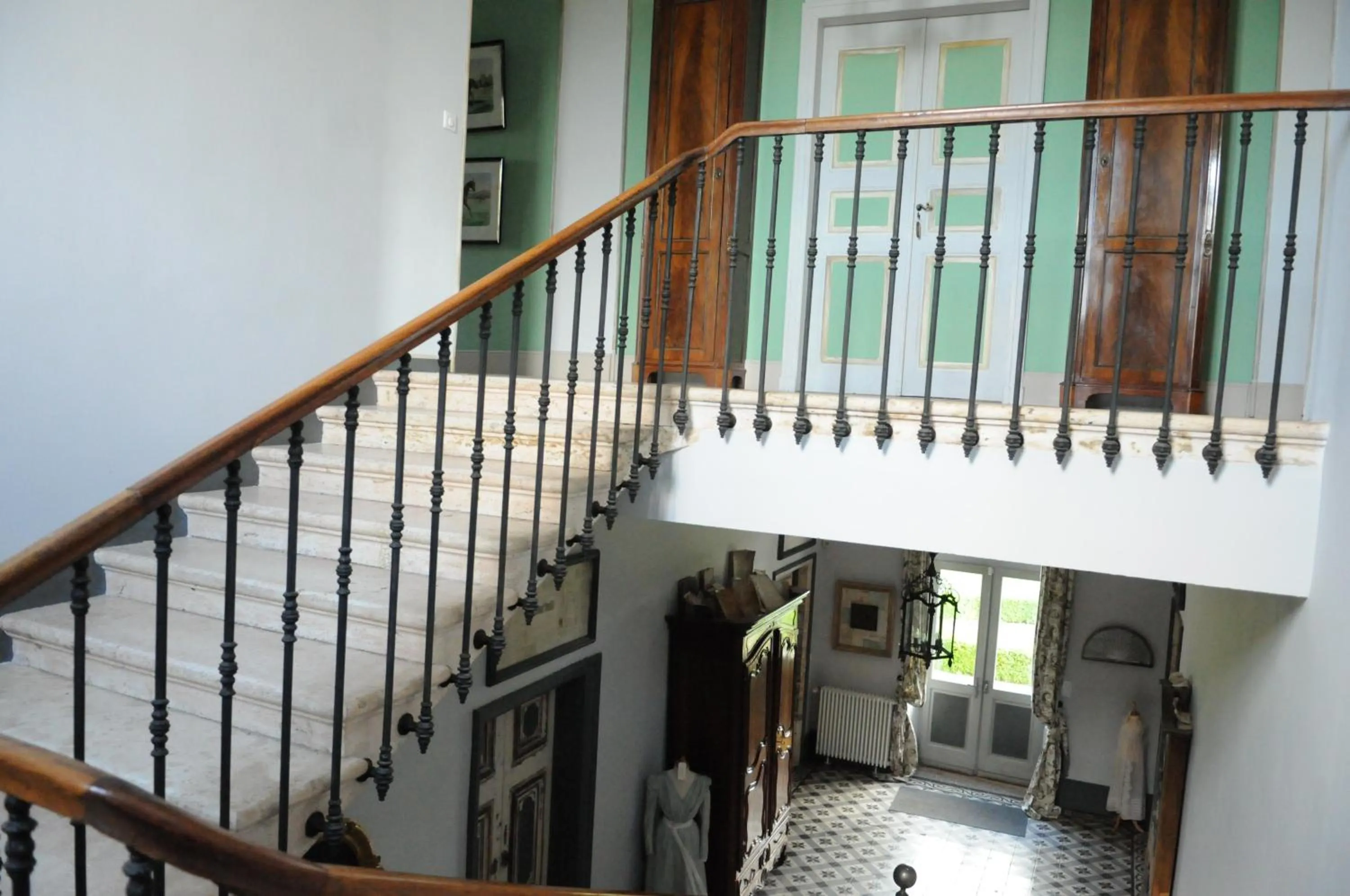 Library in Domaine du Buc, Le Château