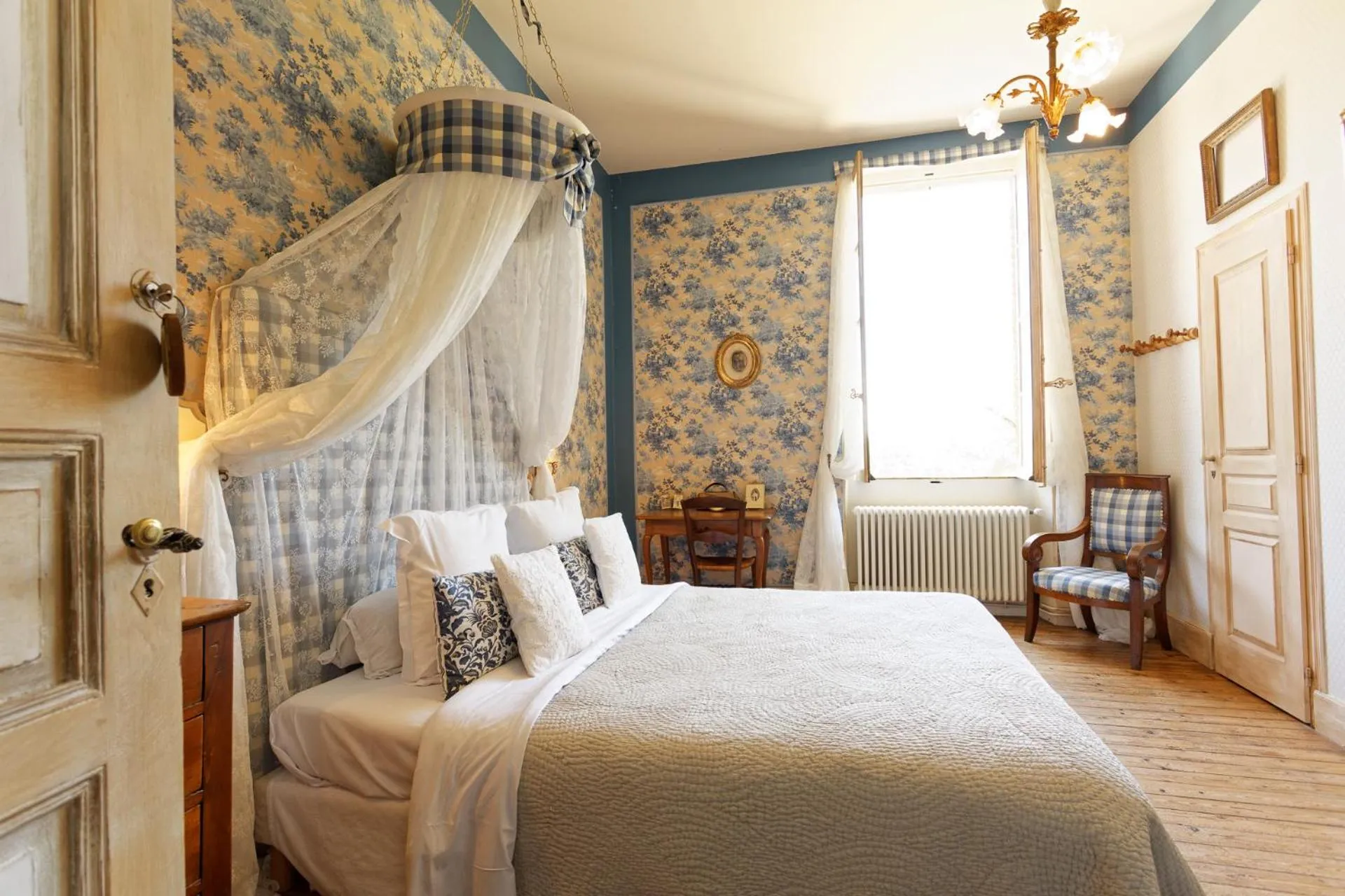 Photo of the whole room, Bed in Domaine du Buc, Le Château