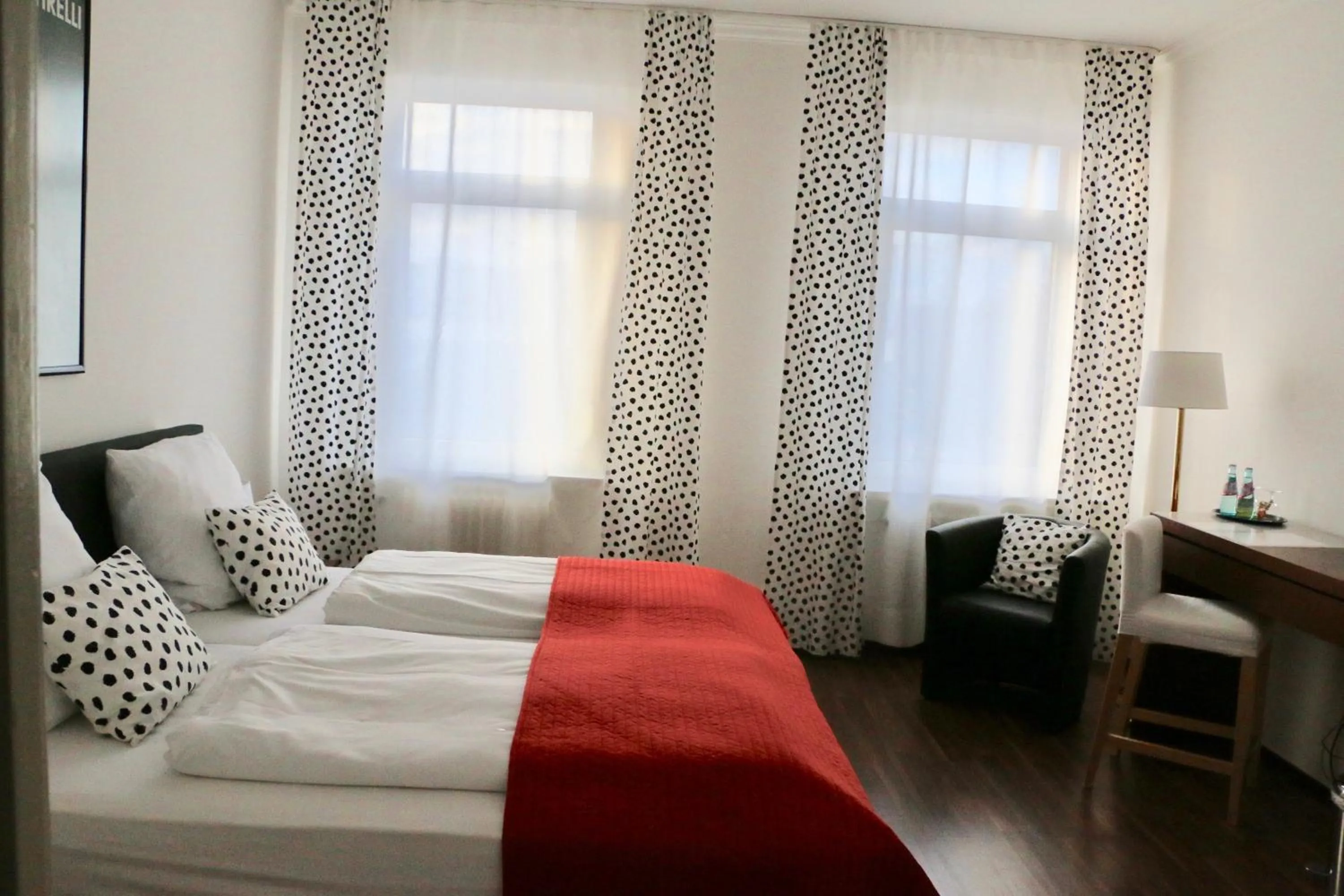 Photo of the whole room, Bed in Casa Hotel Neu-Isenburg