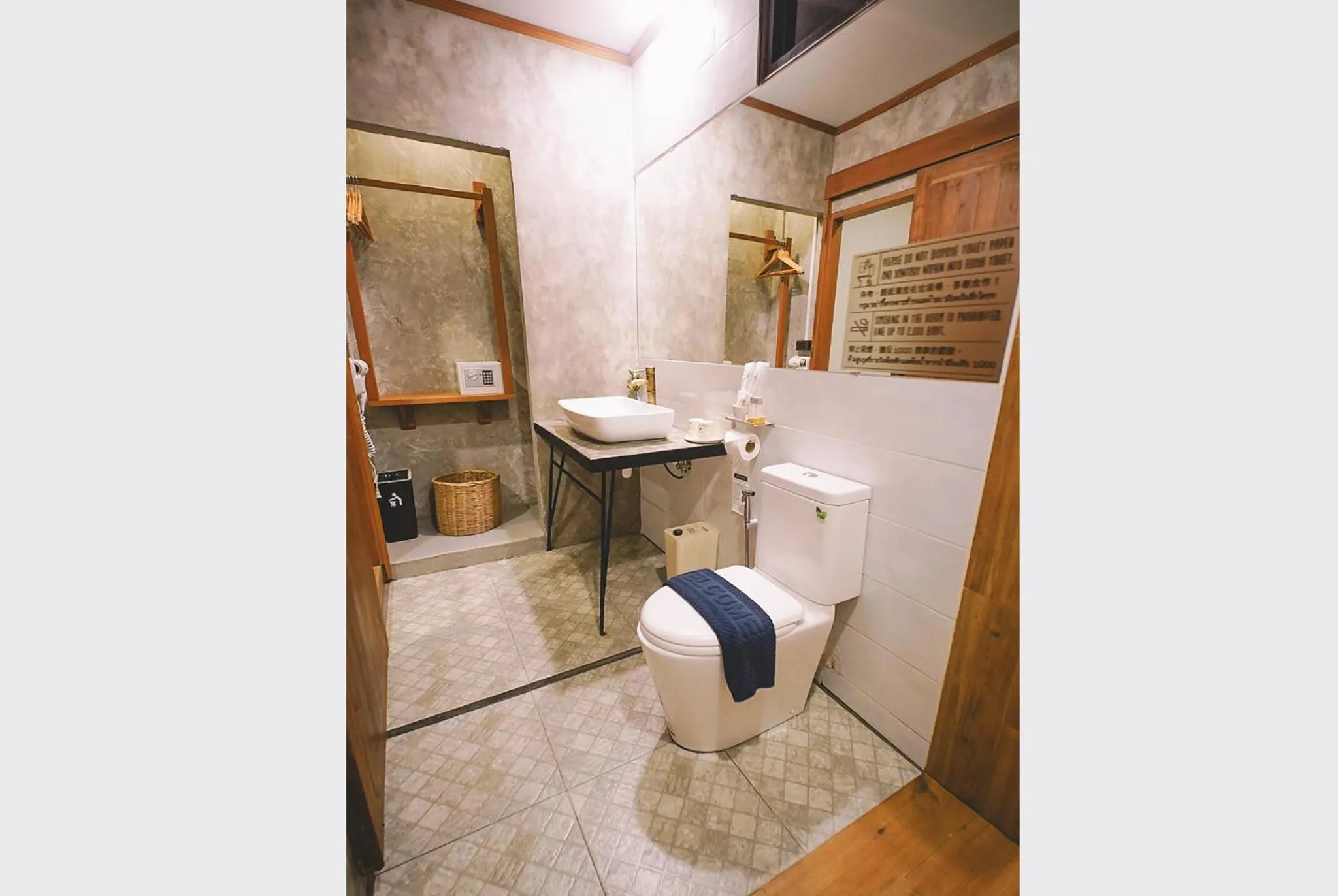 Toilet in Sleepy House Chiang Rai