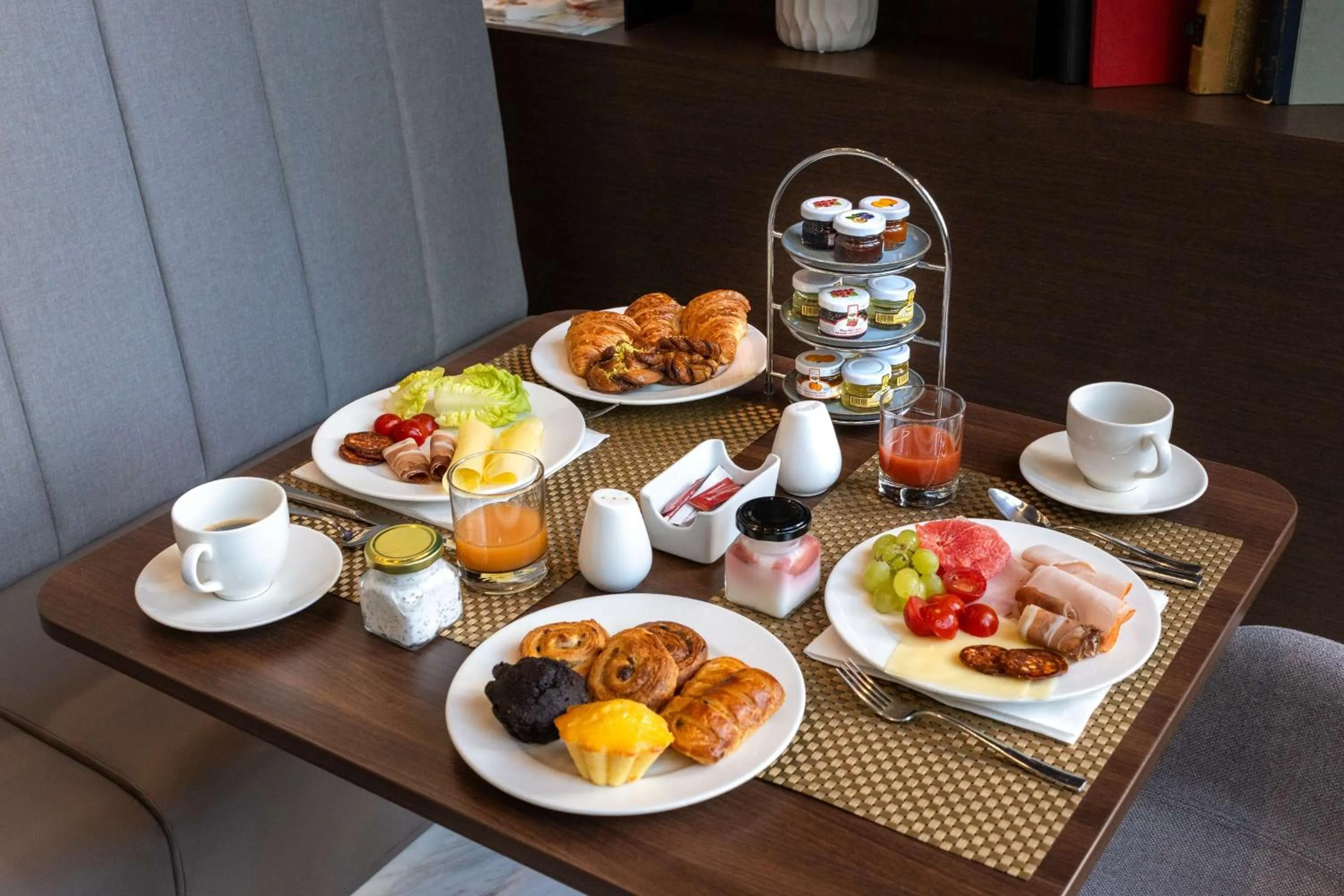 Food and drinks in NH Collection Budapest City Center