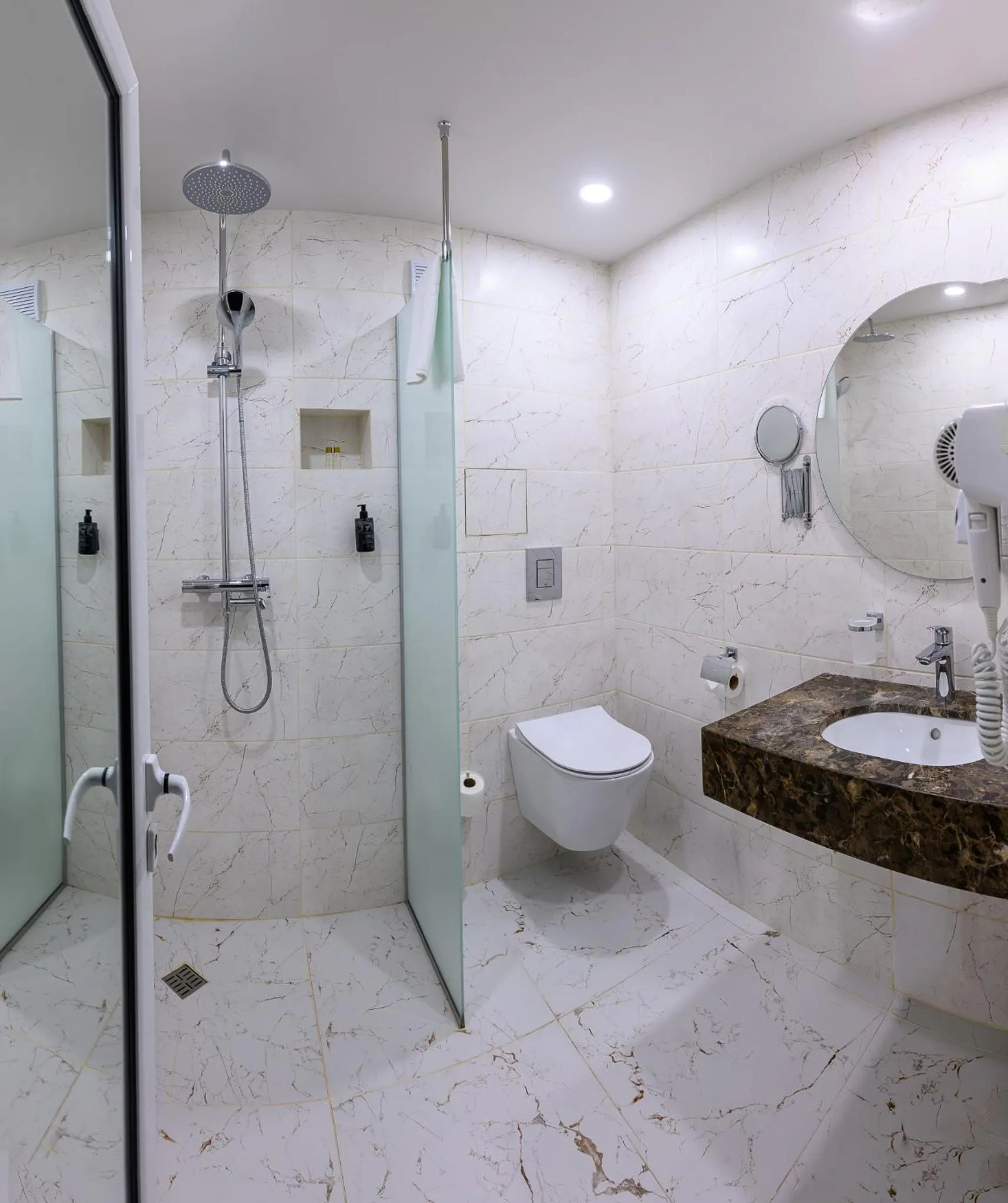 Shower in Hotel Montecito