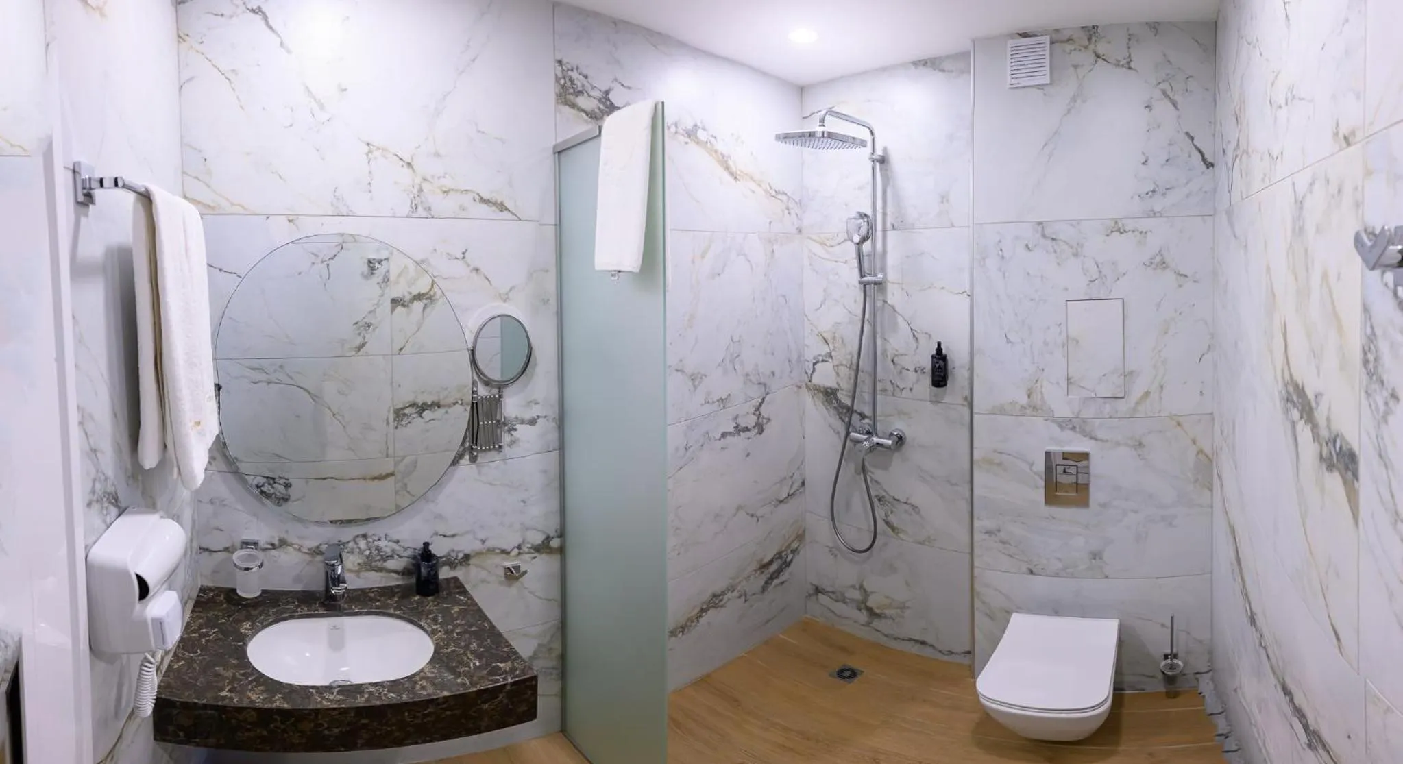 Shower in Hotel Montecito