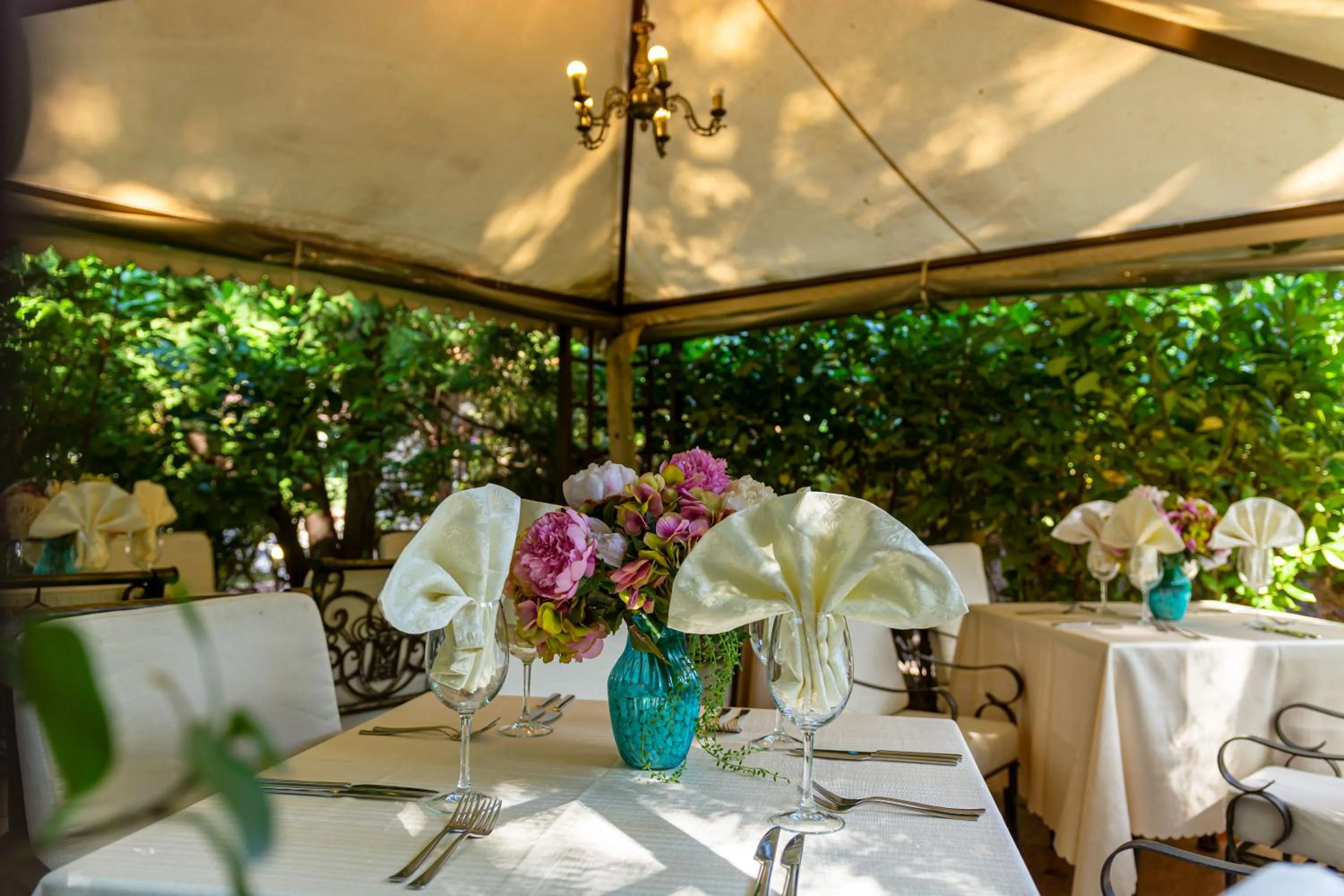Restaurant/places to eat in Hotel Montecito